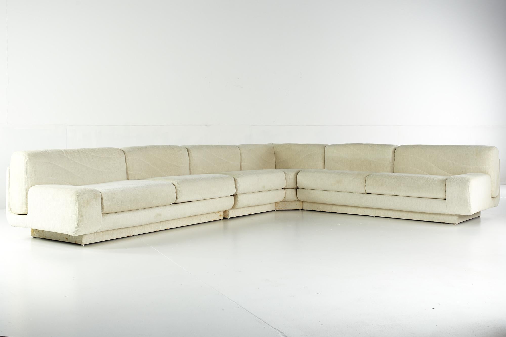 Directional Mid Century Sectional Sofa

Dieses Sektionssofa misst: 143 breit x 111 tief x 28 Zoll hoch, mit einer Sitzhöhe von 17 und Armhöhe von 17,5 Zoll

Alle Möbelstücke sind in einem so genannten restaurierten Vintage-Zustand zu haben. Das