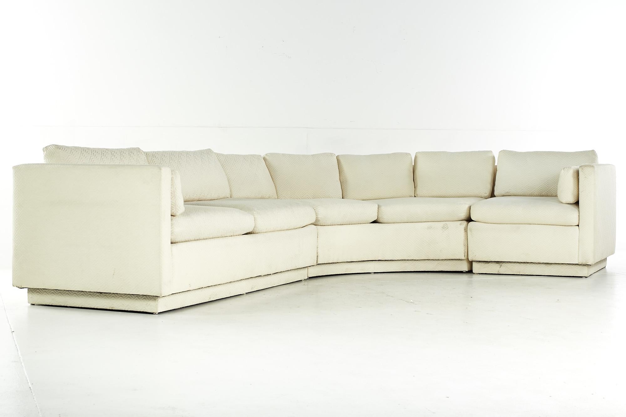 Directional midcentury sectional sofa.

Dieses Sofa misst: 125 breit x 90 tief x 31 Zoll hoch, mit einer Sitzhöhe von 18 und Armhöhe von 27 Zoll.

Alle Möbelstücke sind in einem so genannten restaurierten Vintage-Zustand zu haben. Das bedeutet,