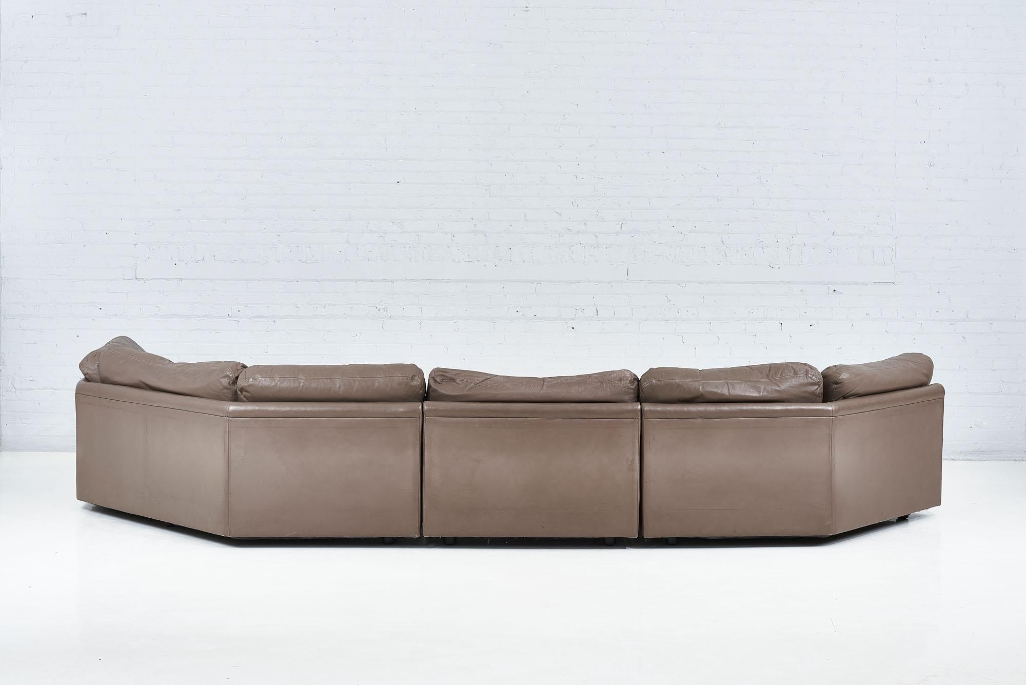 Modulares Sechseck-Sofa mit linearer Struktur, 1970 (Leder) im Angebot