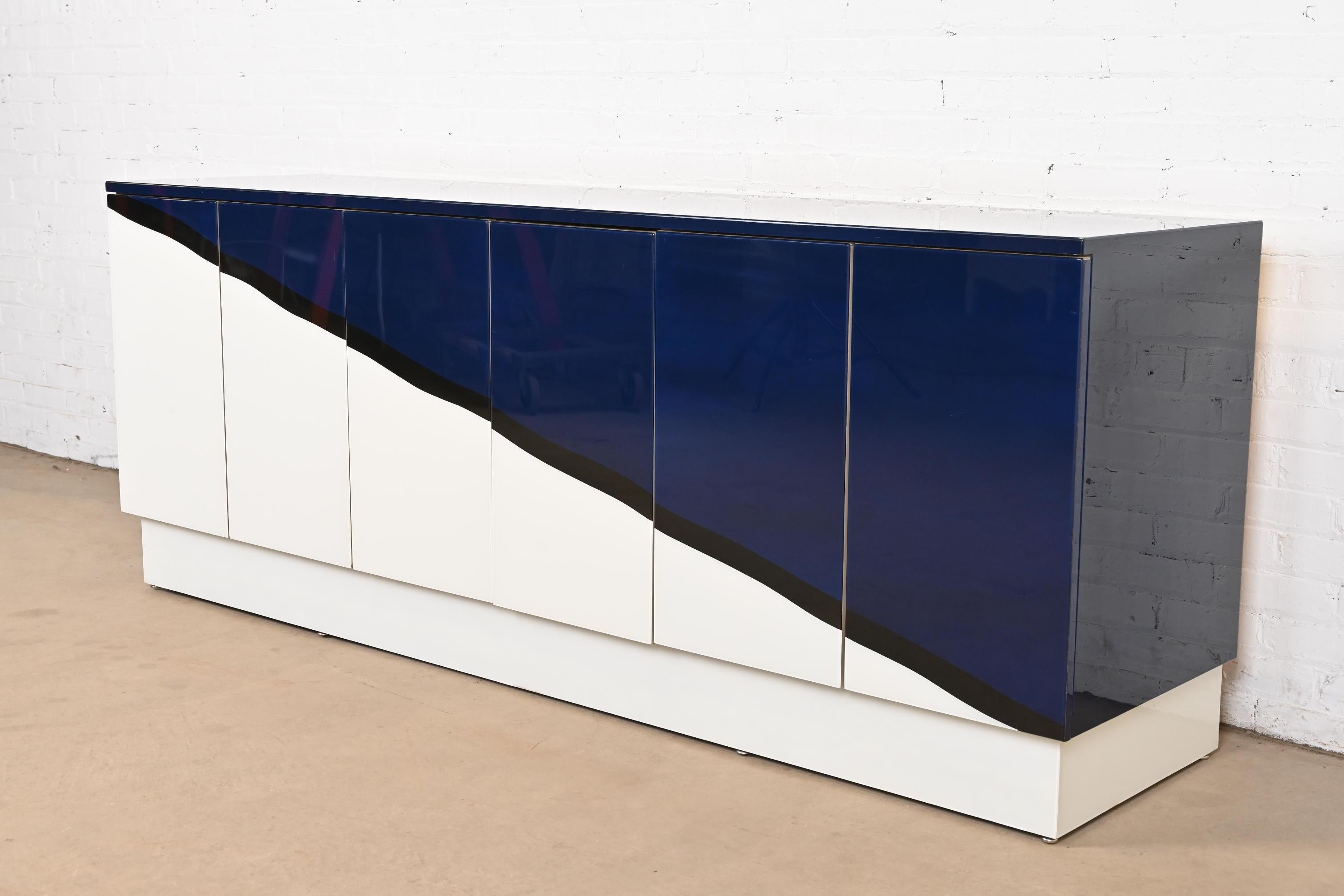 A rare and exceptional Postmodern lacquered sideboard, credenza, or bar cabinet

By Frederick Hayman-Chaffey for Directional

USA, 1980s

Measures: 84