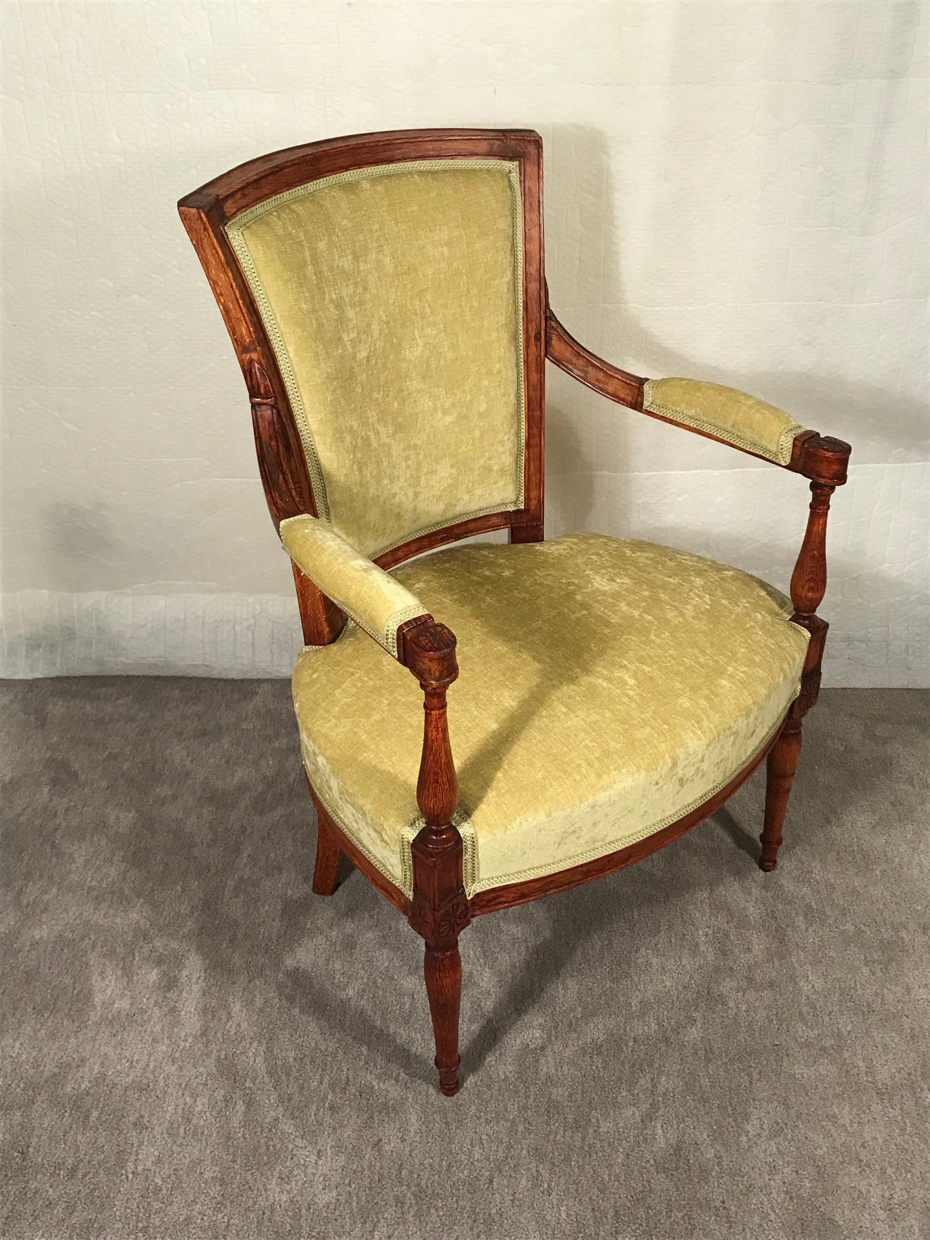 Discover the elegance and historical charm of this Directoire armchair, originating from France around 1790. This piece showcases a meticulously carved walnut frame, reflecting the refined craftsmanship of the period.

Features:

Elegant Design: The