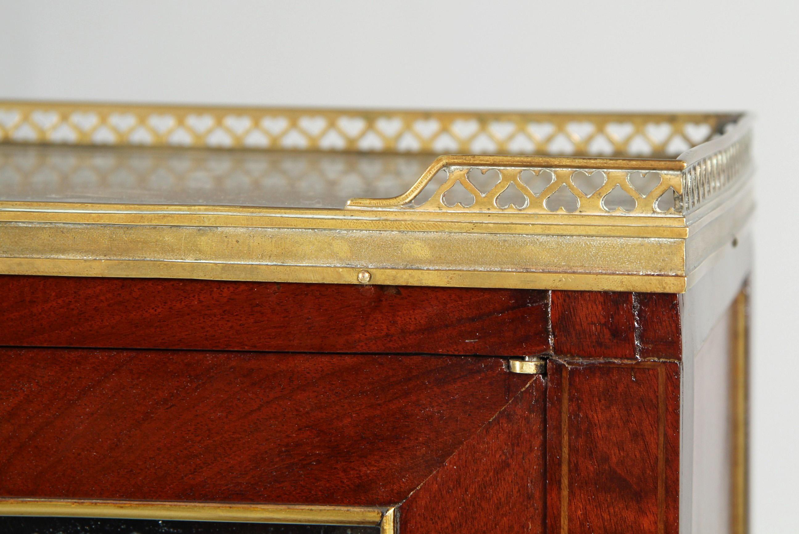 Directoire Bureau a Cylindre - France, circa 1800, Mahogany Secretaire or Desk For Sale 4