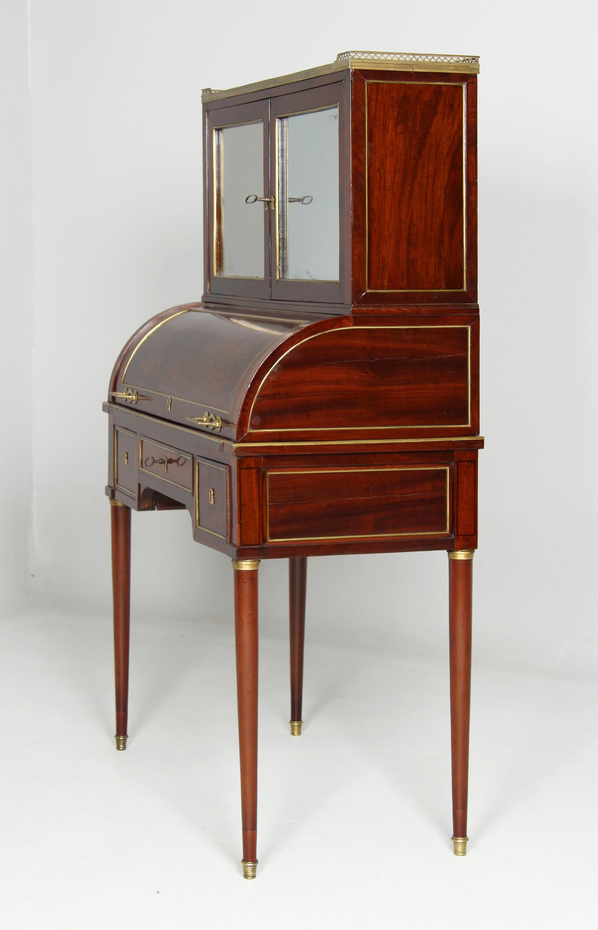 Directoire Bureau a Cylindre - France, circa 1800, Mahogany Secretaire or Desk For Sale 9