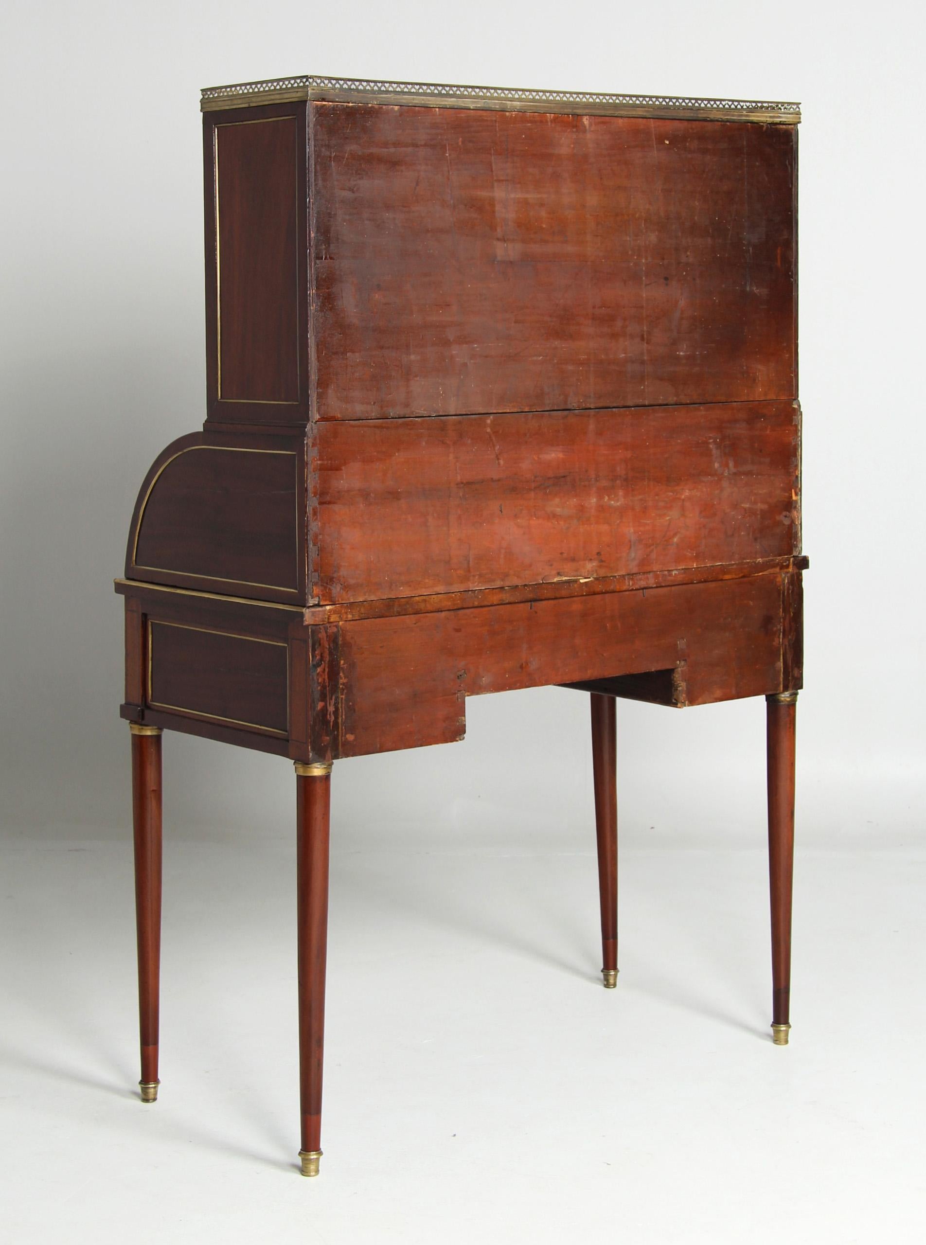 Directoire Bureau a Cylindre - France, circa 1800, Mahogany Secretaire or Desk For Sale 10