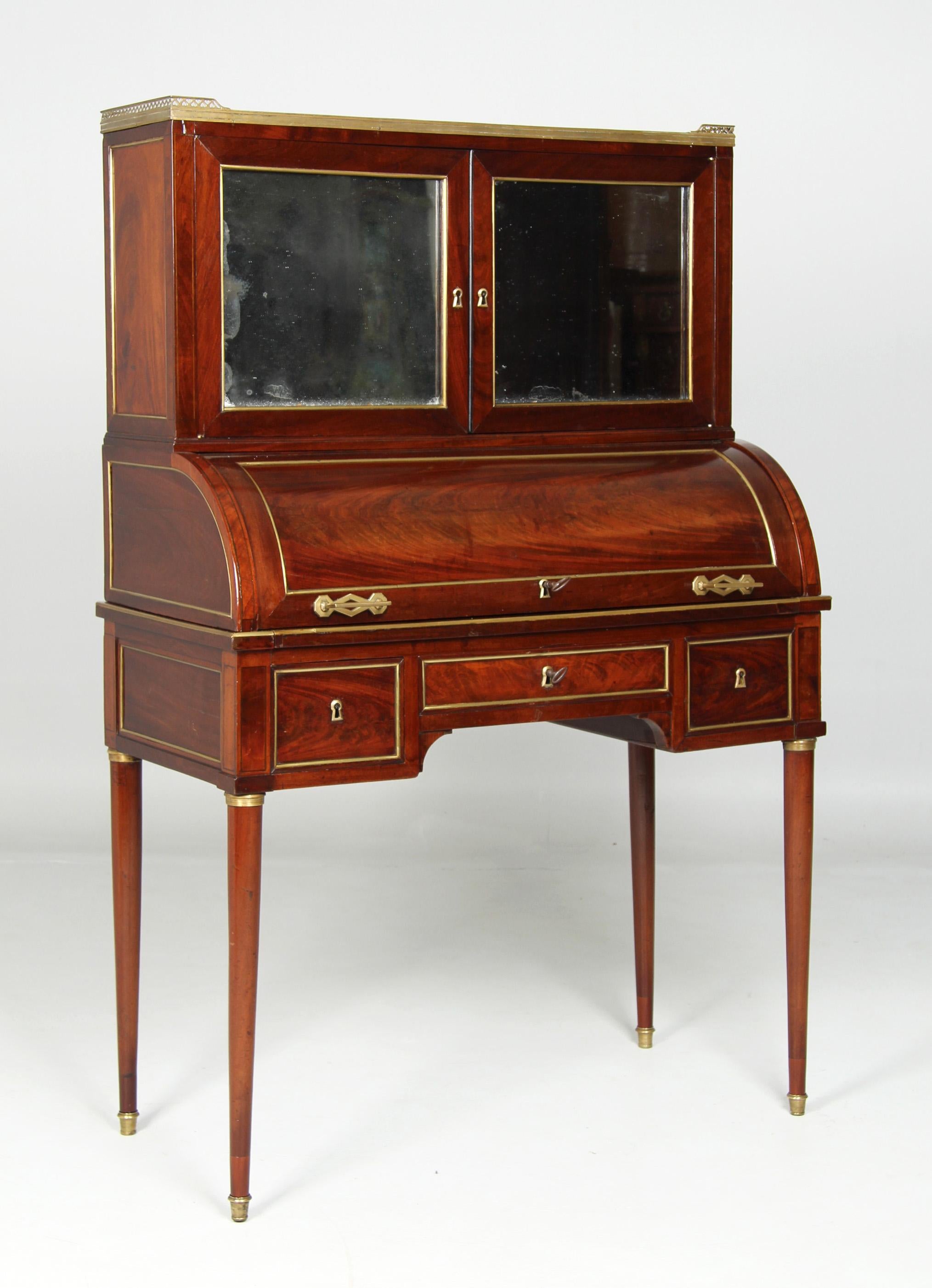Desk with mirror attachment - Bureau à cylindre

France
Mahogany
Directoire circa 1800

Dimensions: H x W x D: 149 x 97 x 50 cm

Description:
Top-mounted desk standing on tapered round legs in brass sabots.
There are three drawers in the frame area,