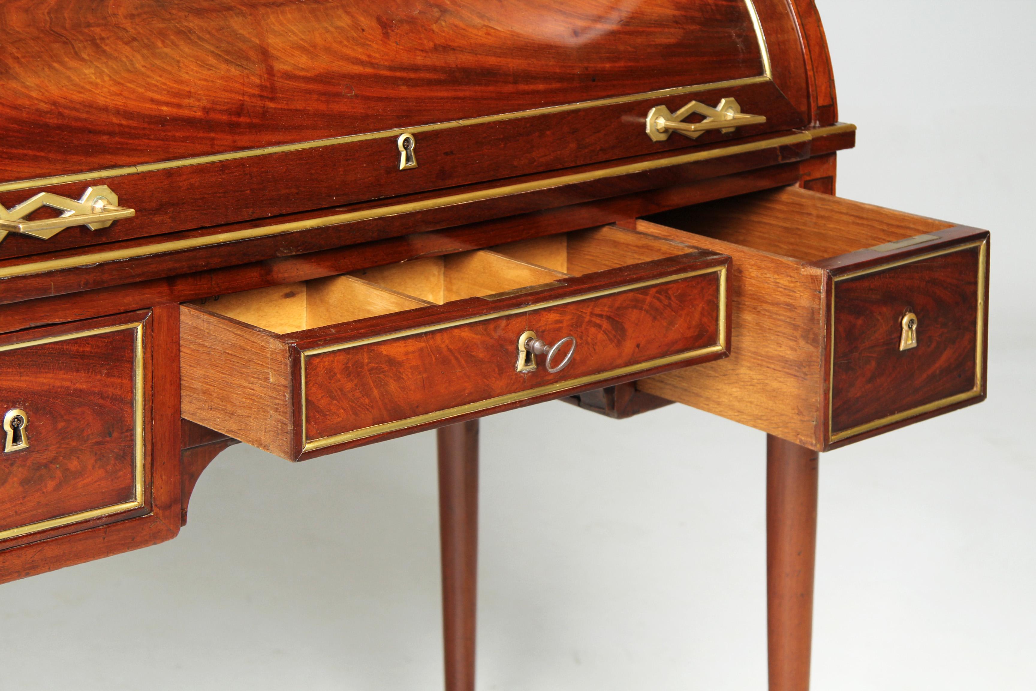 Directoire Bureau a Cylindre - France, circa 1800, Mahogany Secretaire or Desk For Sale 1