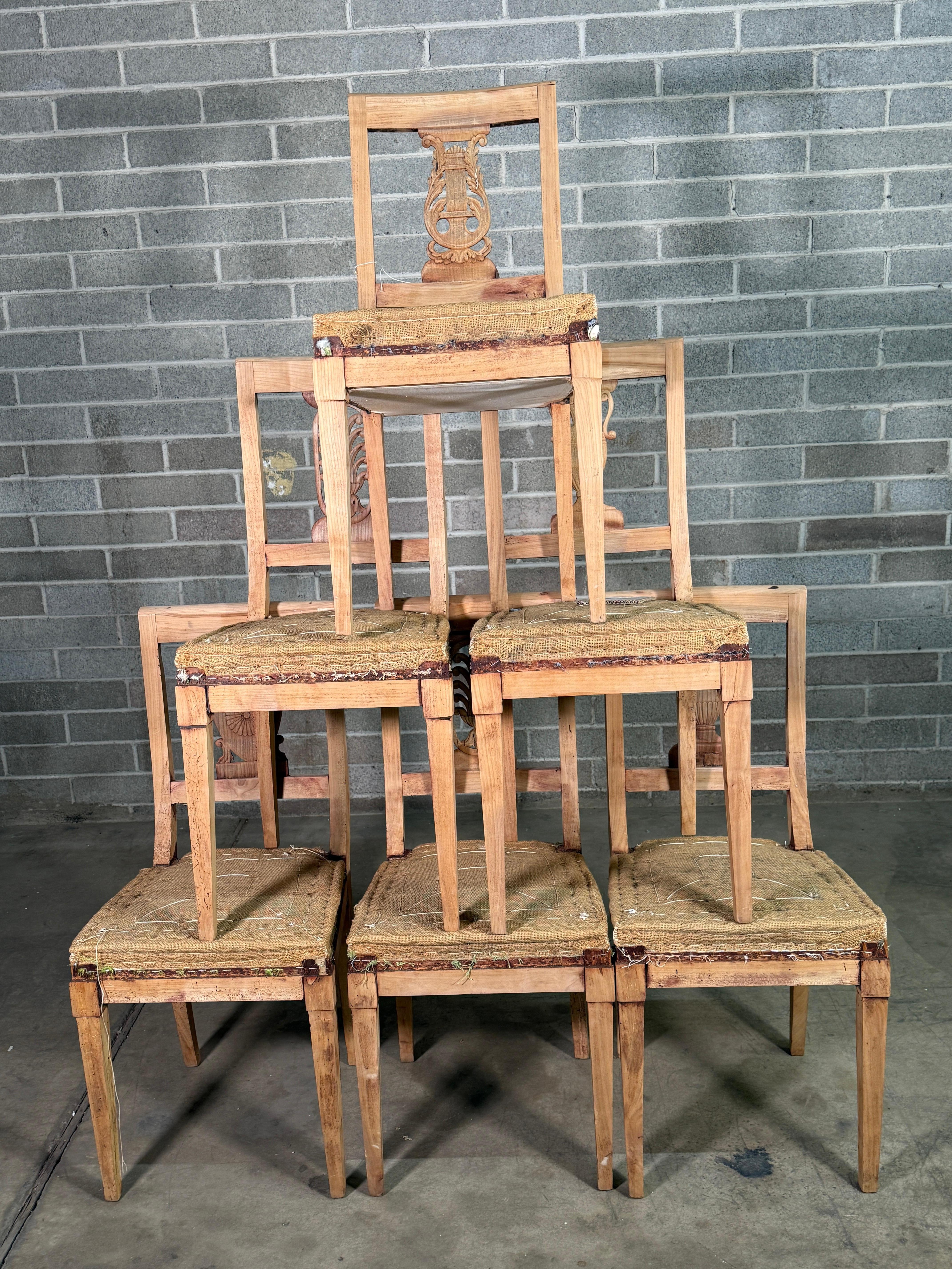 Chaises Directoire Noyer blanchi Tapisserie en toile de jute - Lot de 8
3 sculptures différentes sur le dos. Lyre Plumb & Urn. 
Chaises uniques achetées en France. 
Usure appropriée à l'âge, voir les photos détaillées. 
Envoyez-nous un message si