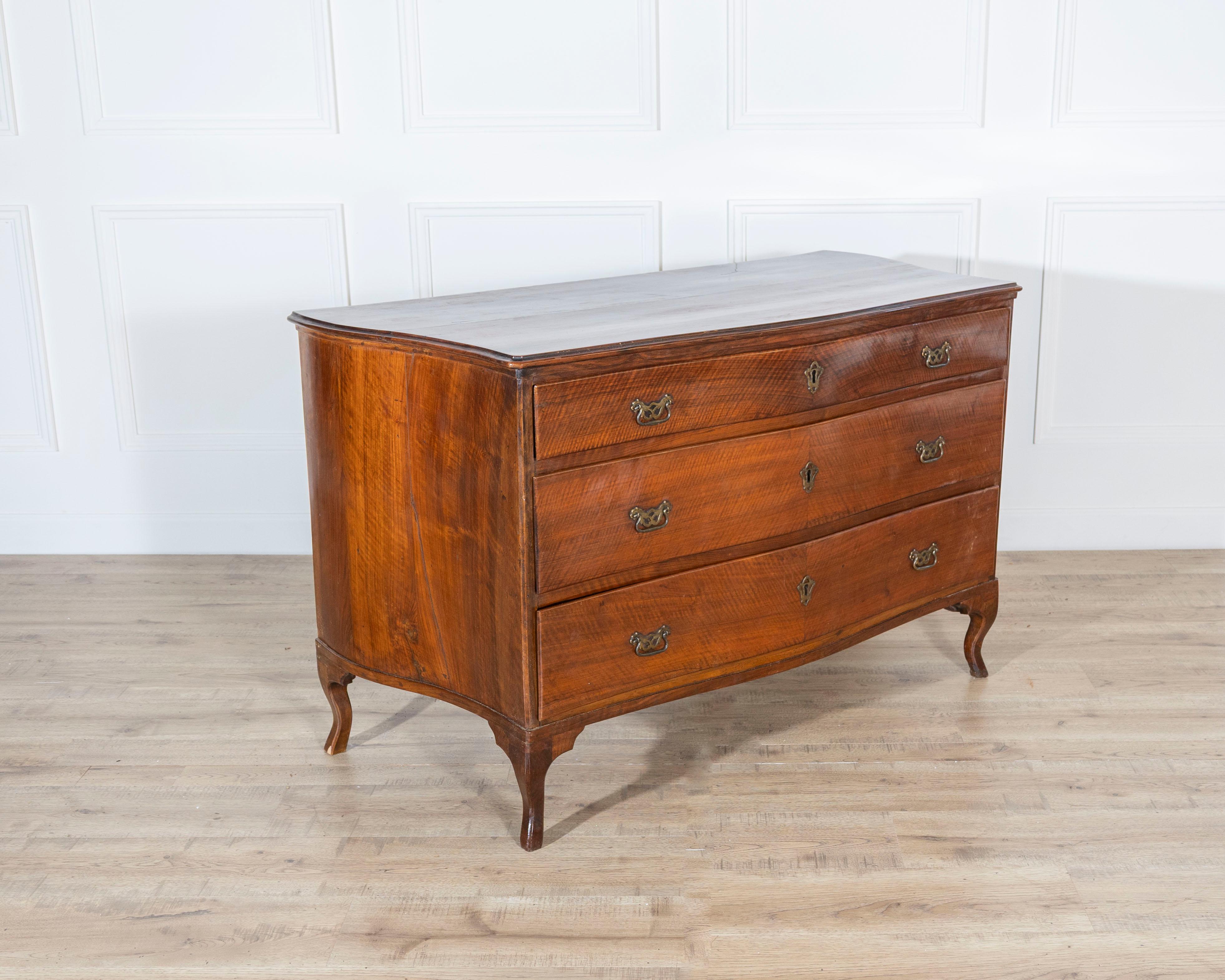 Directoire Chest of Drawers in Walnut 1780 Venice In Good Condition For Sale In Atlanta, GA