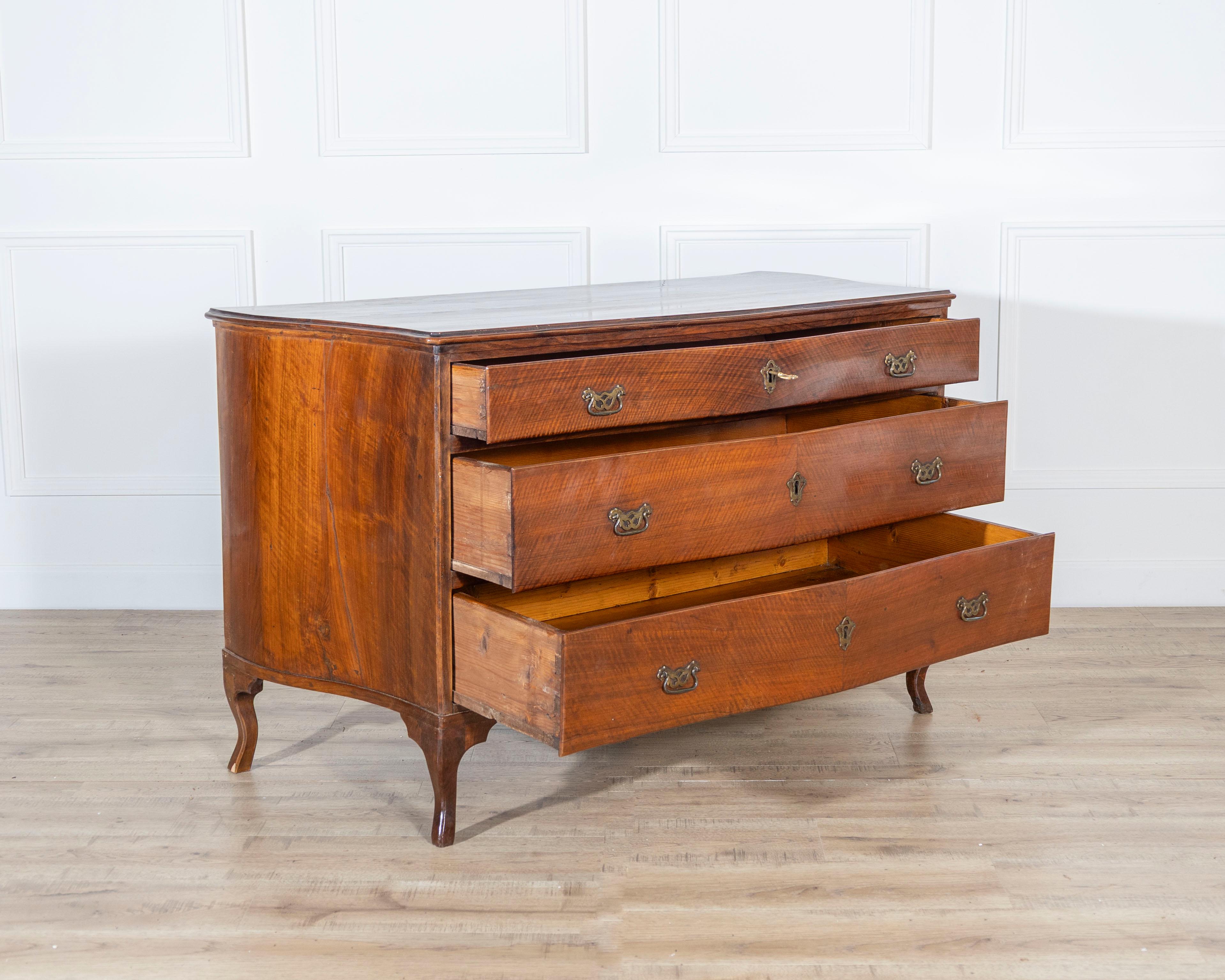 18th Century and Earlier Directoire Chest of Drawers in Walnut 1780 Venice For Sale