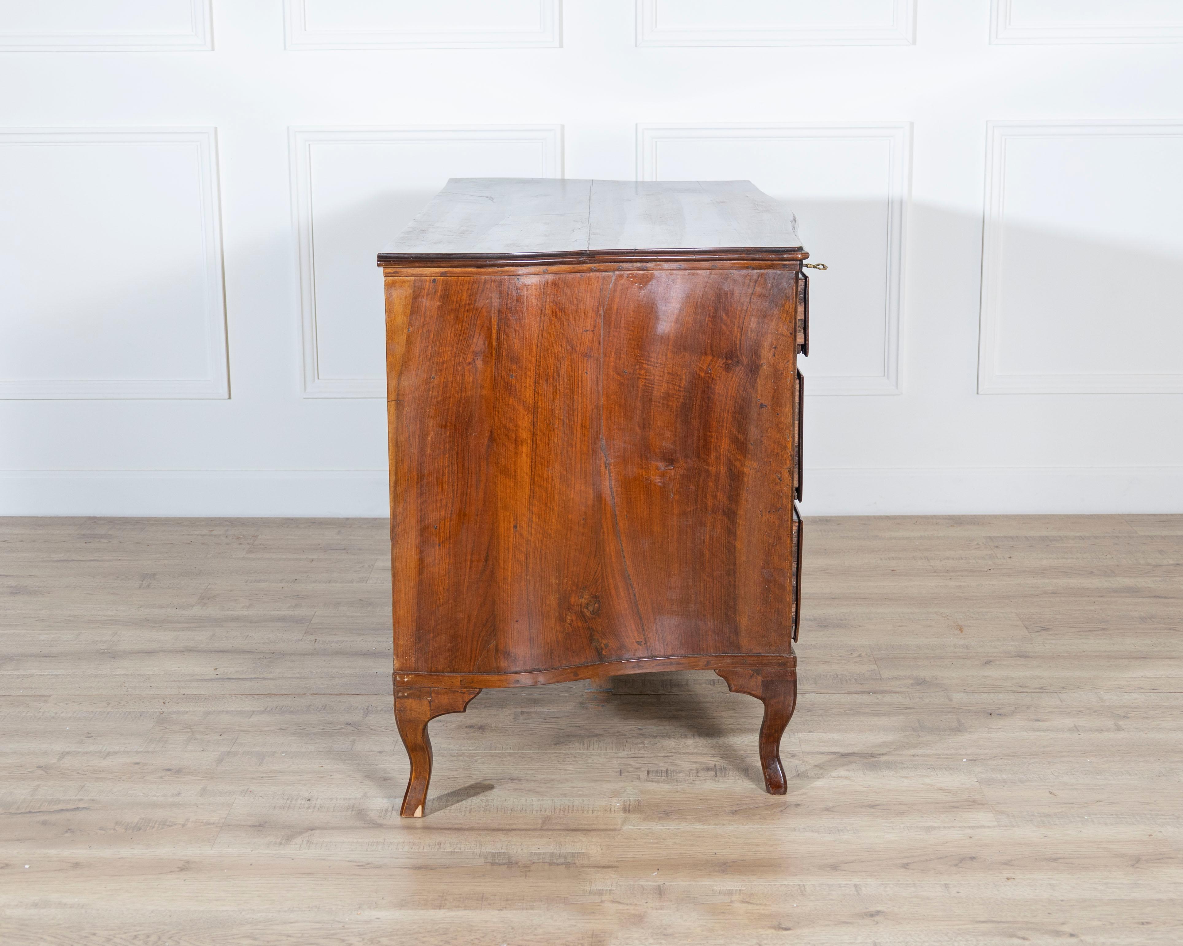 Directoire Chest of Drawers in Walnut 1780 Venice For Sale 1