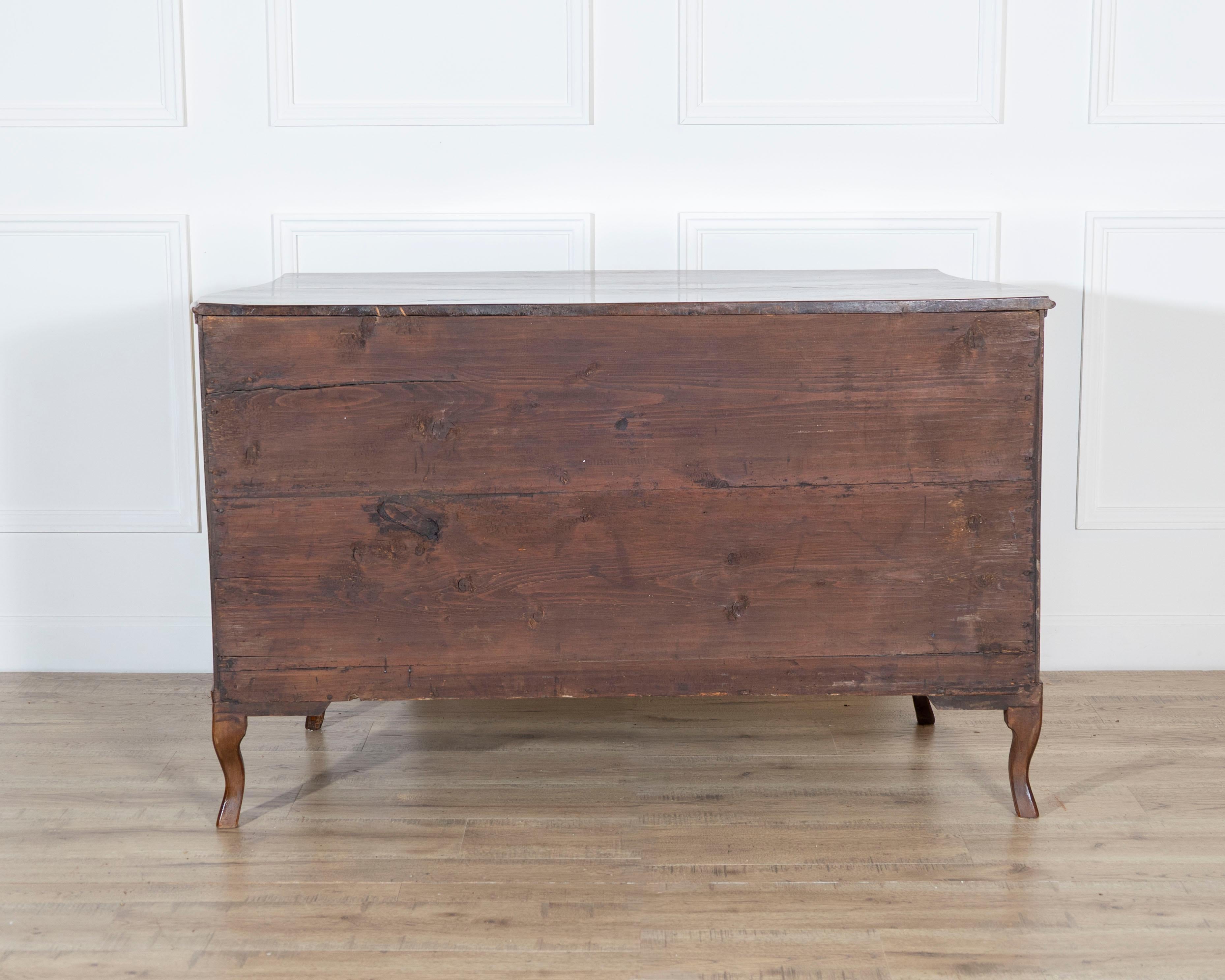 Directoire Chest of Drawers in Walnut 1780 Venice For Sale 2