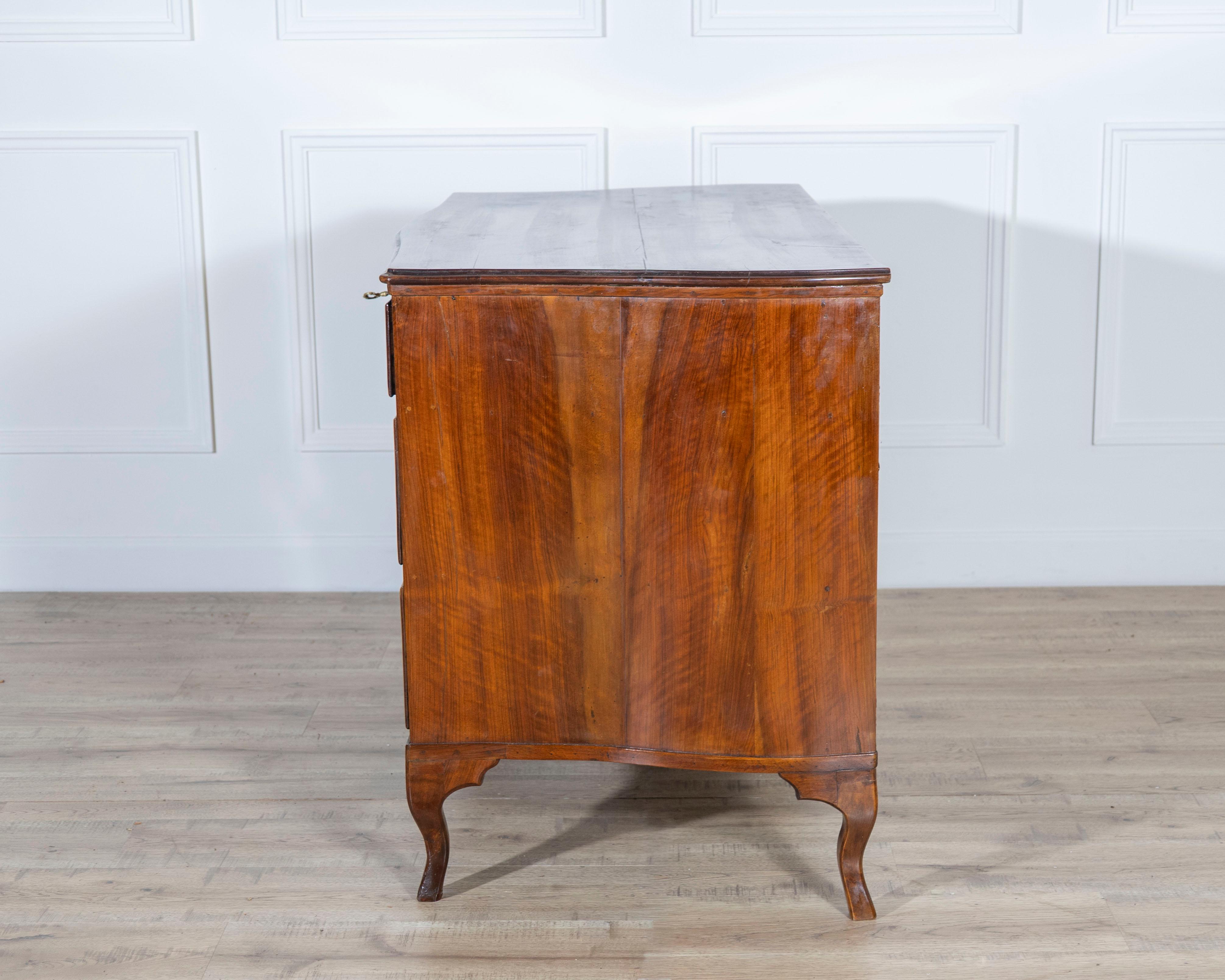 Directoire Chest of Drawers in Walnut 1780 Venice For Sale 3