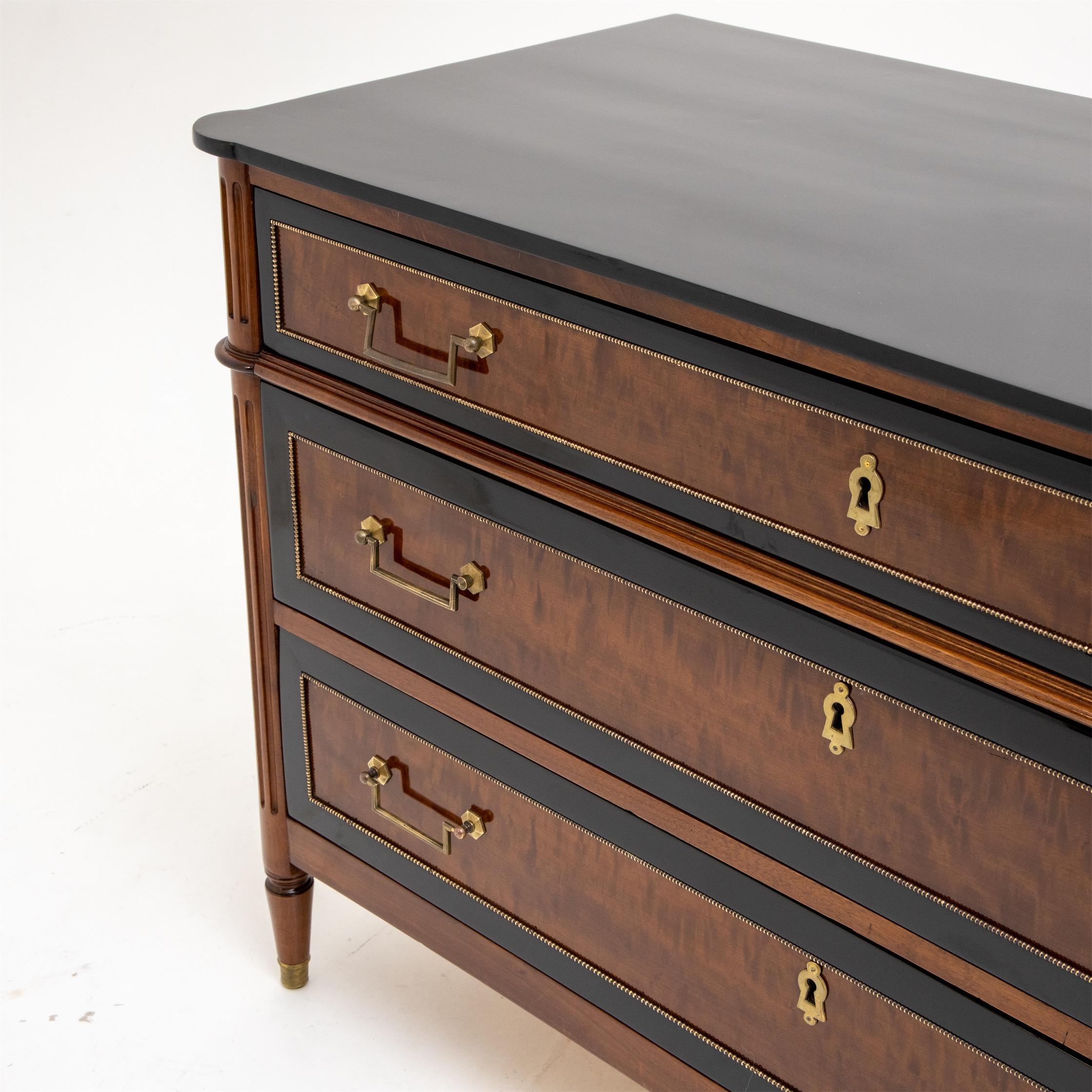 Directoire Chest of Drawers, Mahogany, France, circa 1790 In Excellent Condition In Greding, DE