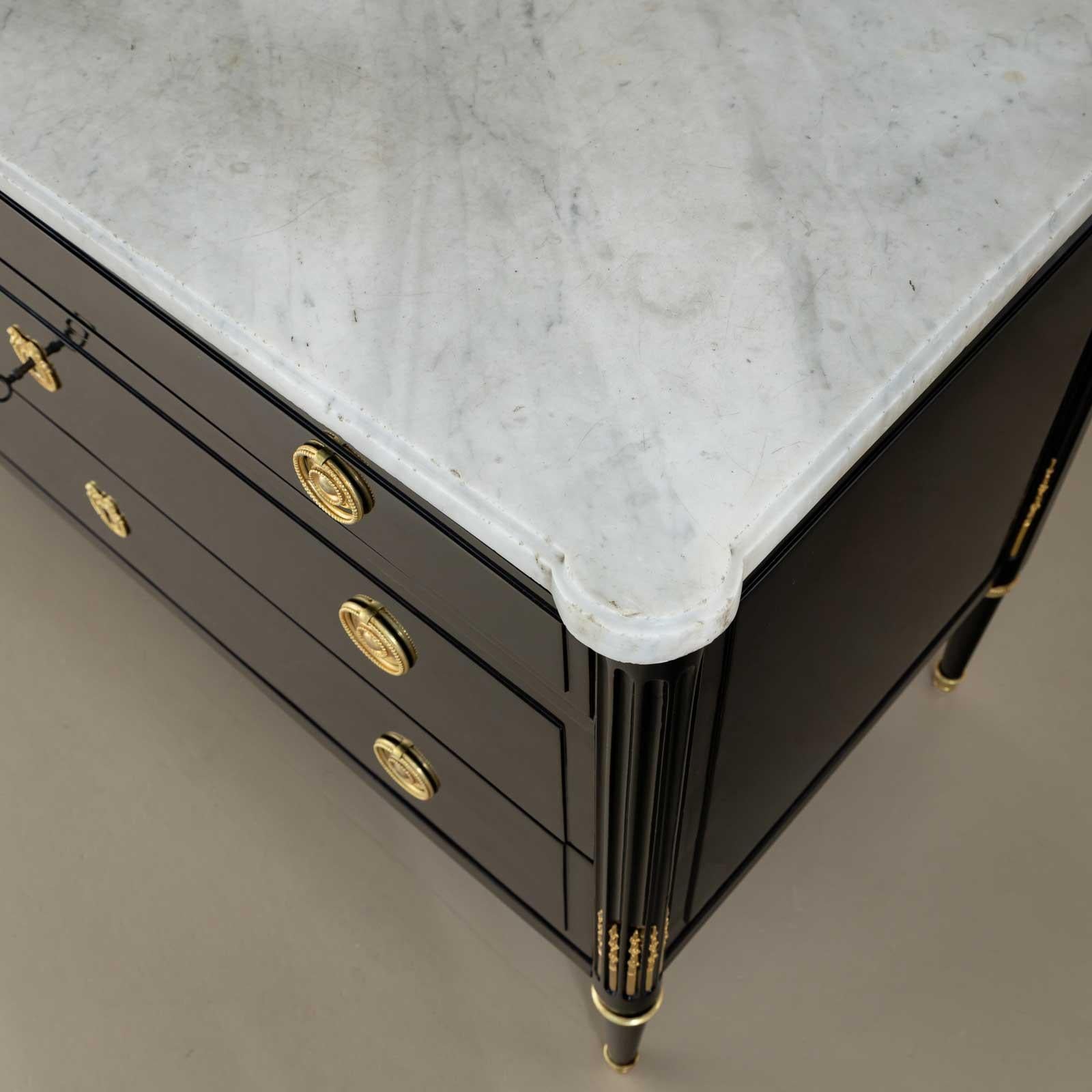 Cassettiera Directoire con piano in marmo bianco, Francia, circa 1800 in vendita 4