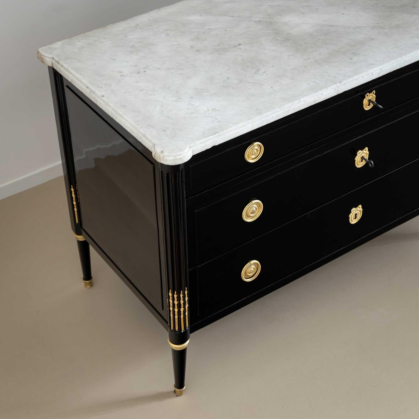 Cassettiera Directoire con piano in marmo bianco, Francia, circa 1800 in vendita 5