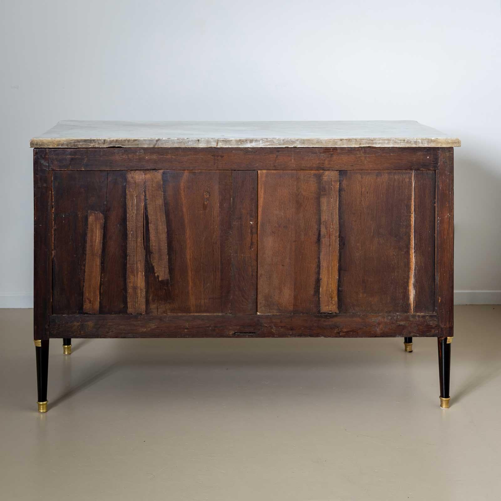 Cassettiera Directoire con piano in marmo bianco, Francia, circa 1800 in vendita 6