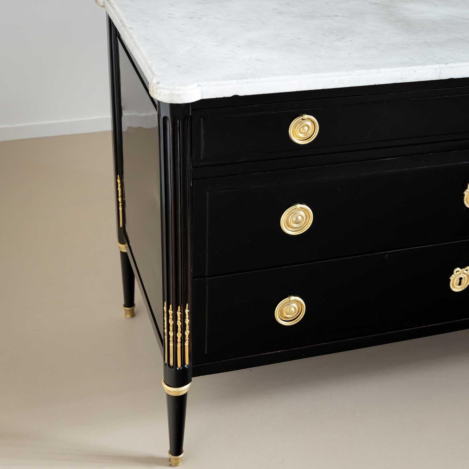Francese Cassettiera Directoire con piano in marmo bianco, Francia, circa 1800 in vendita