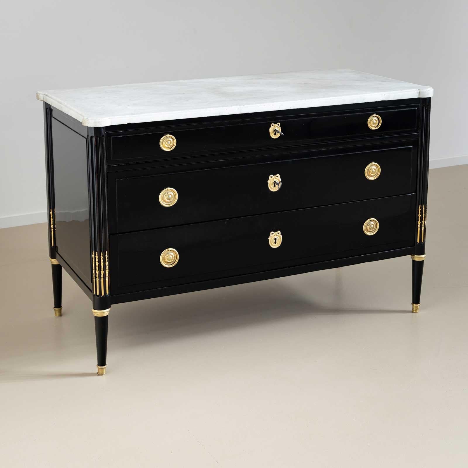 Cassettiera Directoire con piano in marmo bianco, Francia, circa 1800 In condizioni buone in vendita a New York, NY