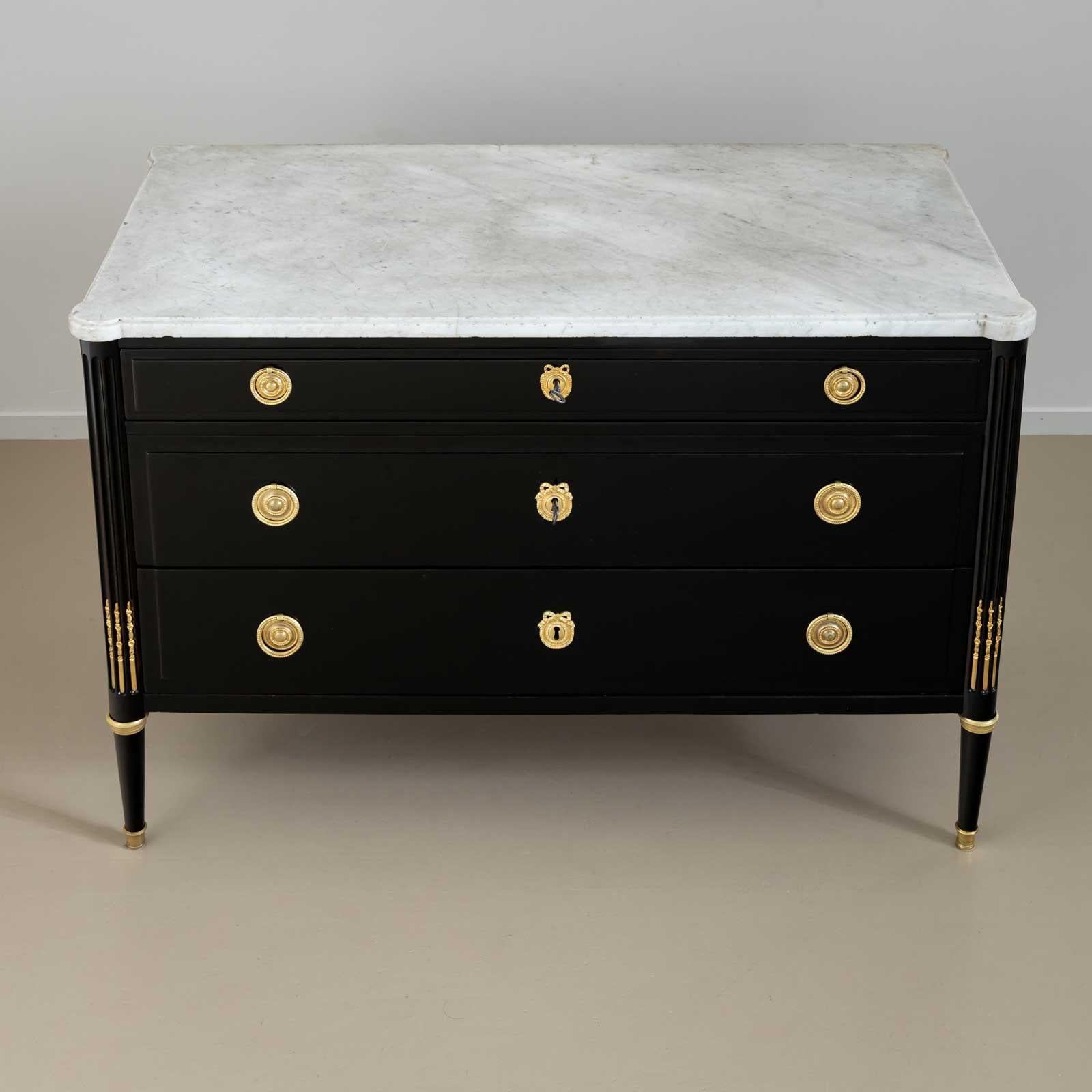 XIX secolo Cassettiera Directoire con piano in marmo bianco, Francia, circa 1800 in vendita