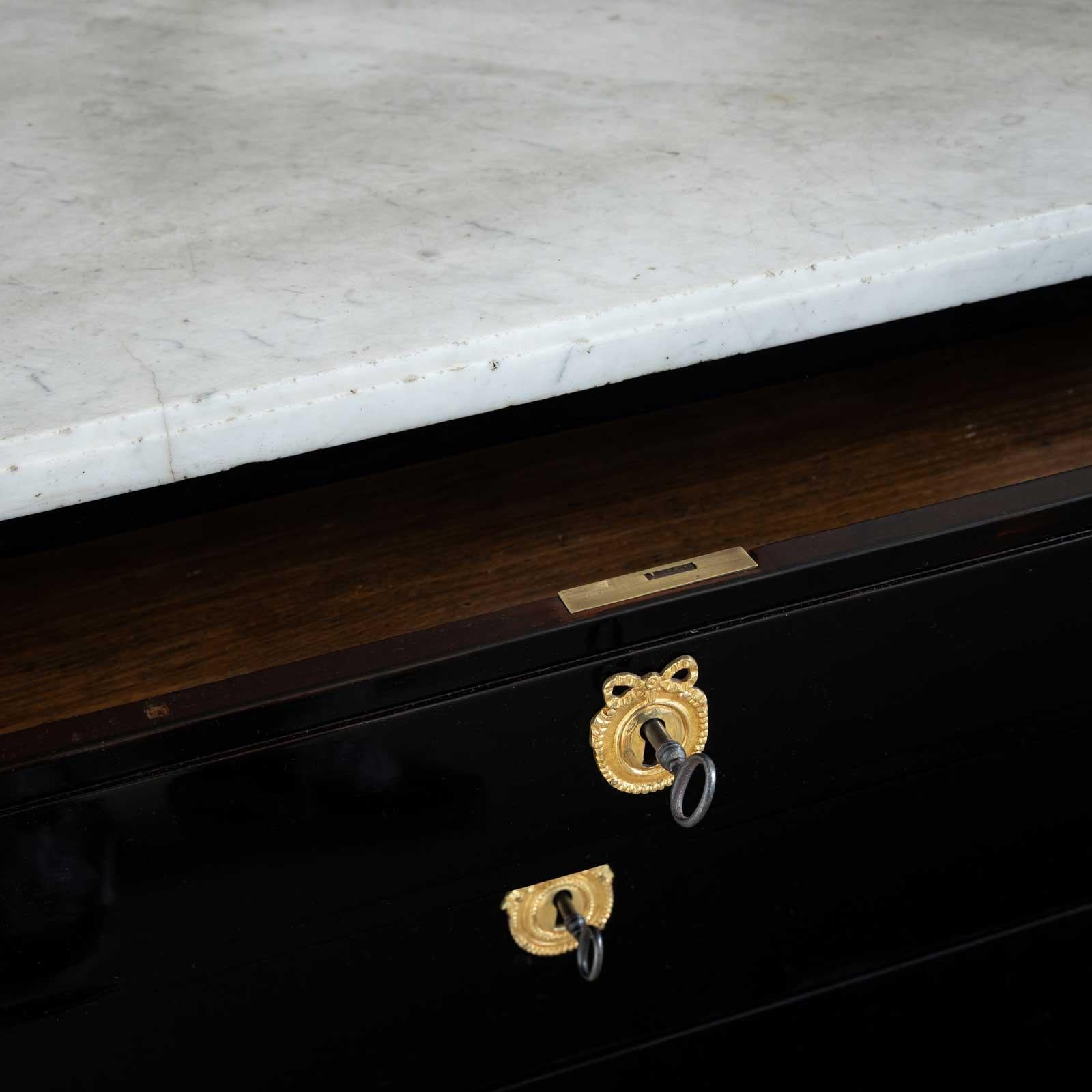 Bronzo Cassettiera Directoire con piano in marmo bianco, Francia, circa 1800 in vendita