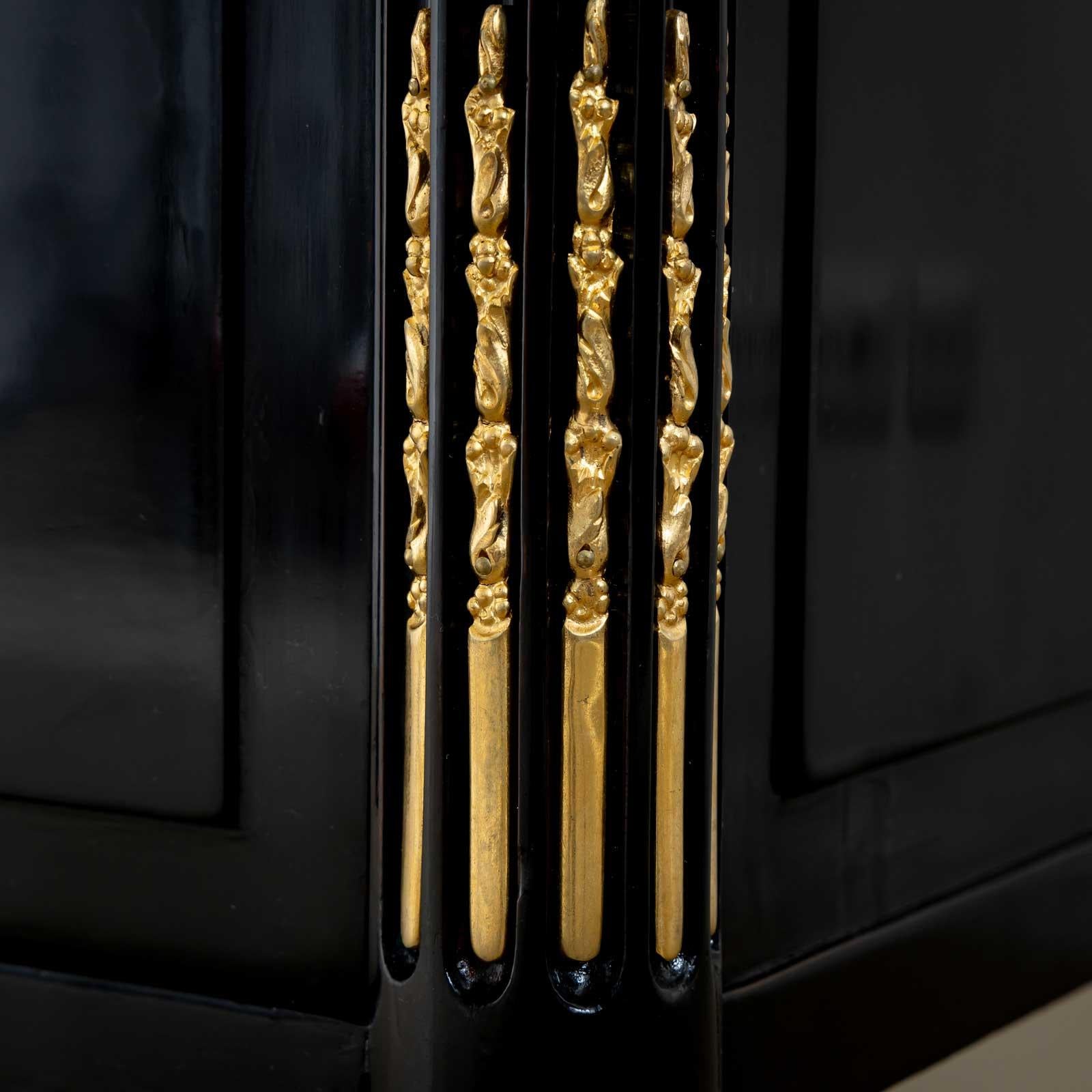 Cassettiera Directoire con piano in marmo bianco, Francia, circa 1800 in vendita 2