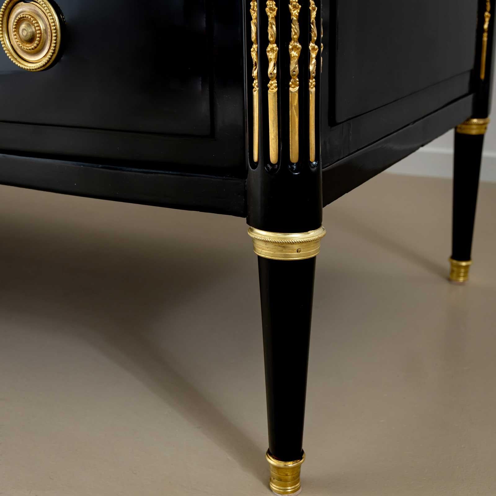 Cassettiera Directoire con piano in marmo bianco, Francia, circa 1800 in vendita 3