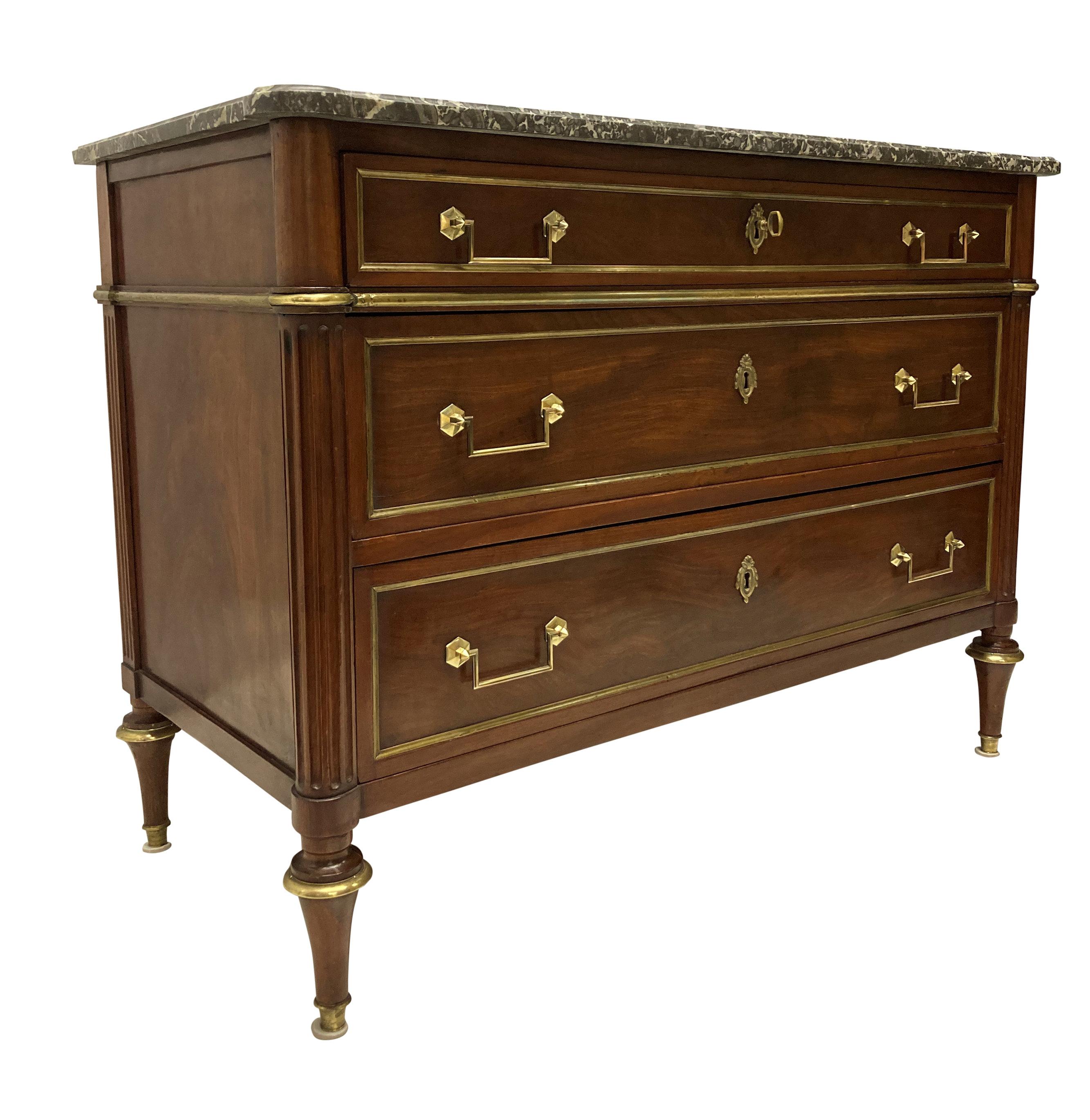 Fine XVIII secolo Commode Directoire in mogano con piano in marmo grigio in vendita