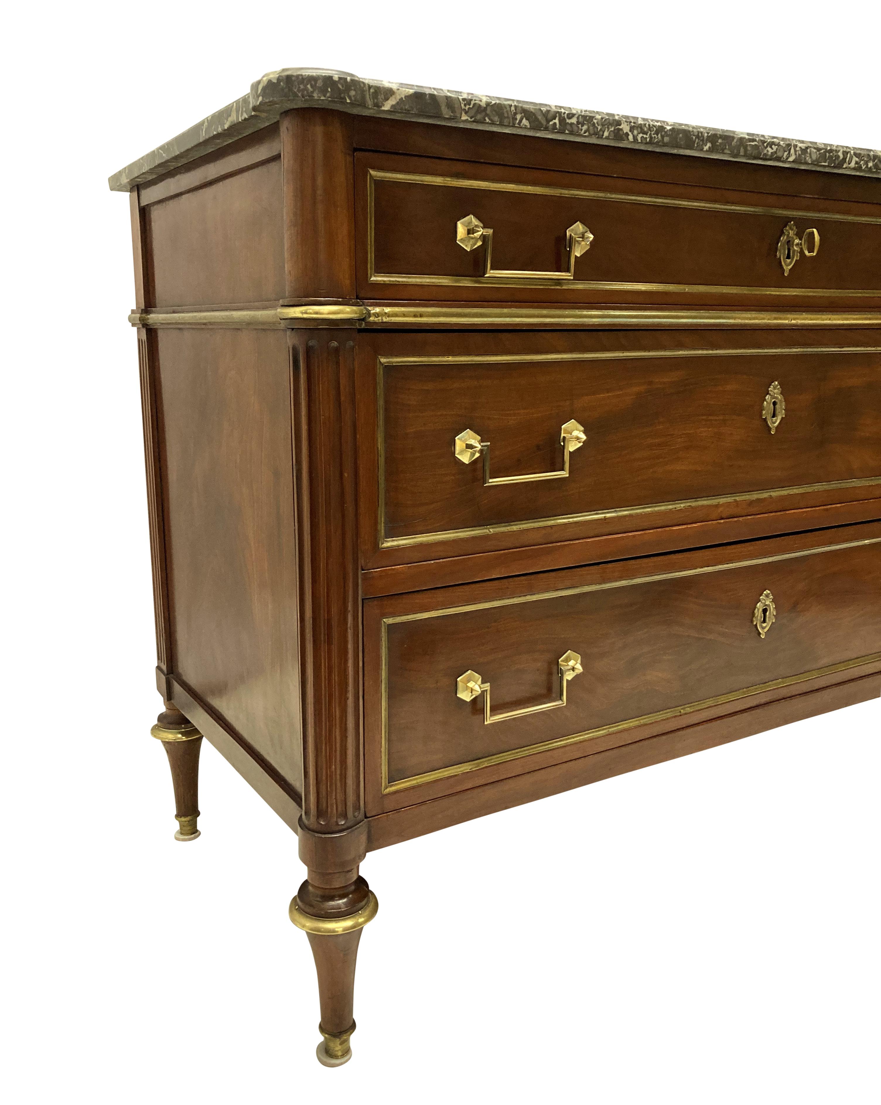 Ottone Commode Directoire in mogano con piano in marmo grigio in vendita