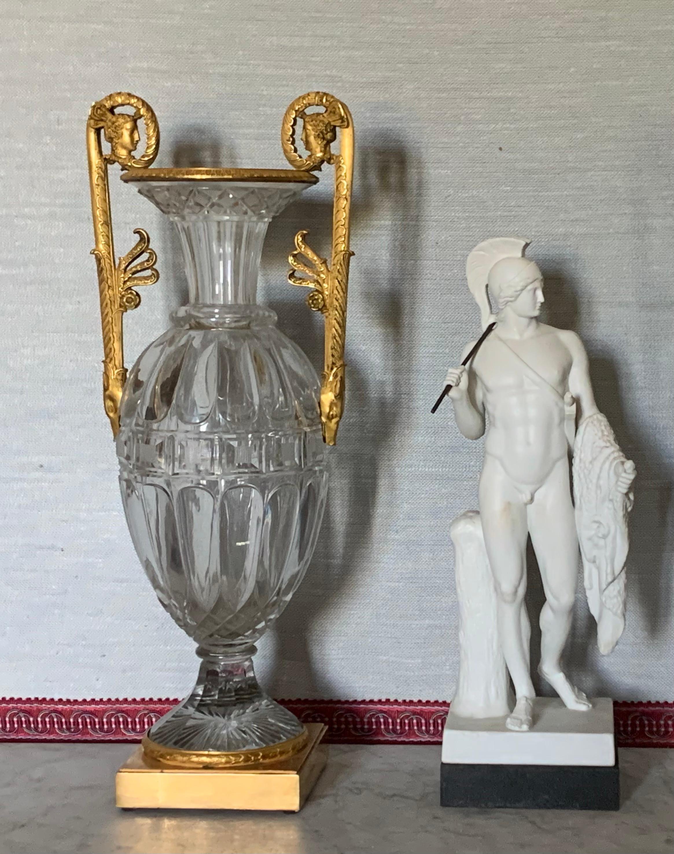 Français Vase à fuseau en cristal Directoire, monture en bronze 