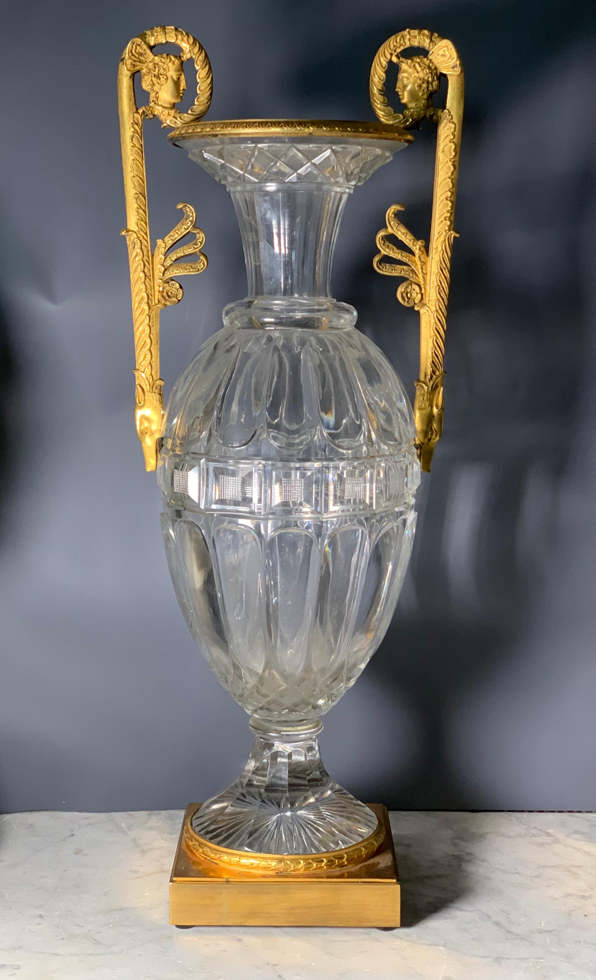 Doré Vase à fuseau en cristal Directoire, monture en bronze 