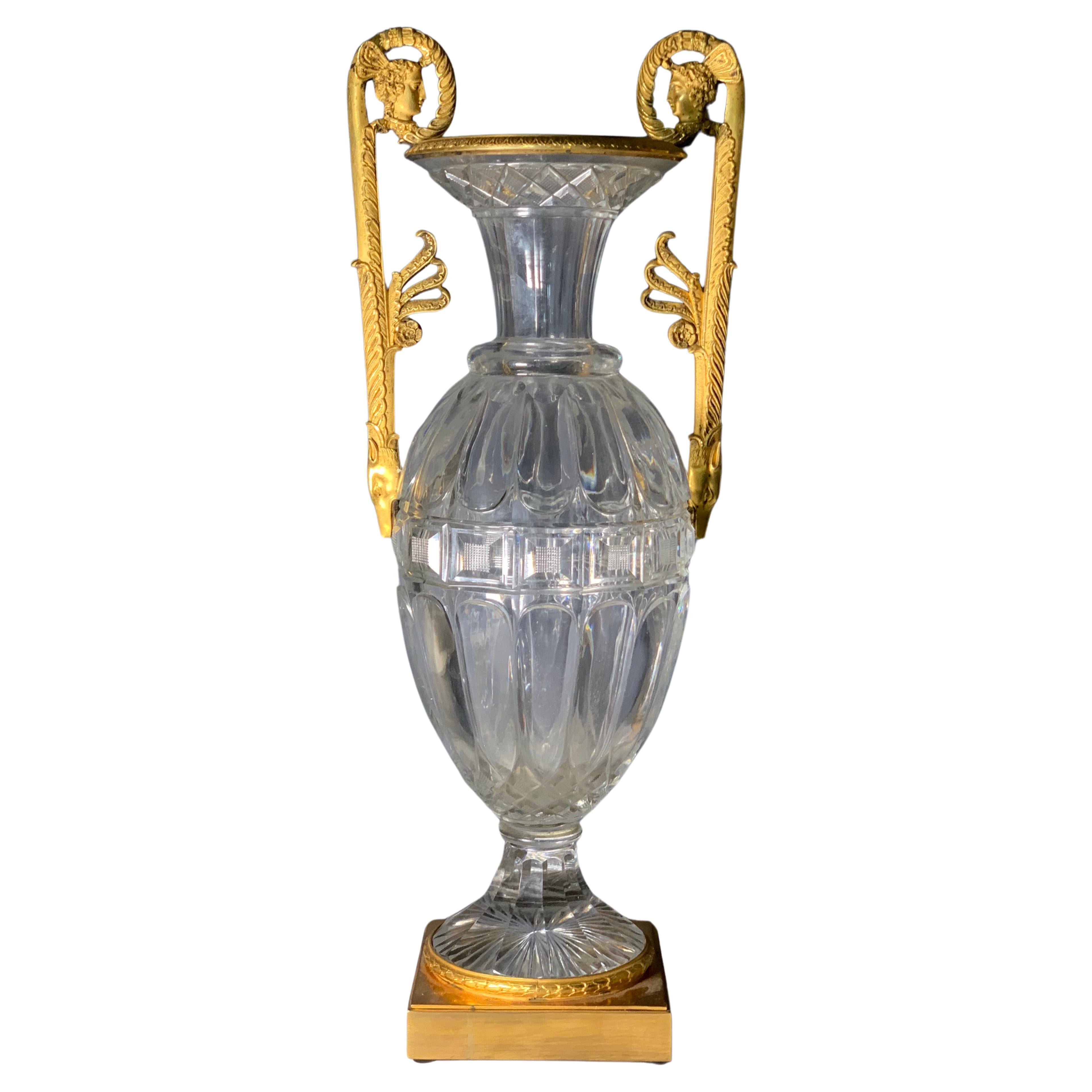 Vase à fuseau en cristal Directoire, monture en bronze " Têtes de loup ", Attr. Thomire  en vente