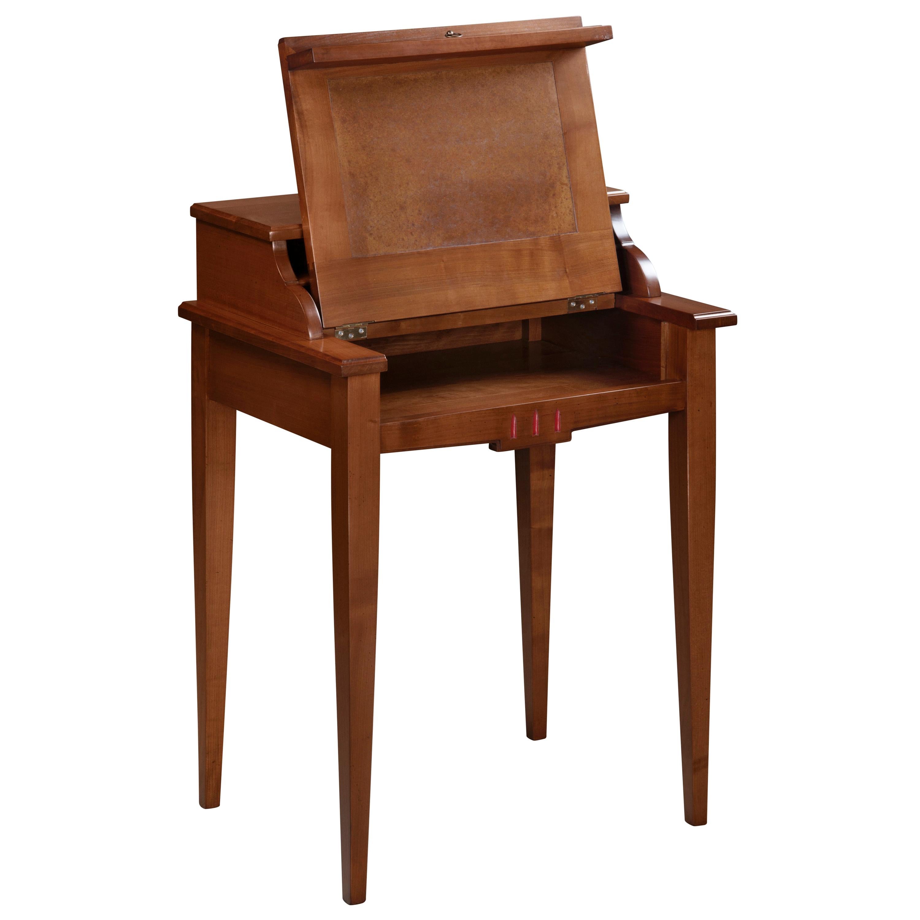 Dieser Schreibtisch gehört zur Kollektion MELANIE, die handwerklich modernisierte und neu interpretierte Möbelstücke aus dem französischen Directoire-Stil des ausgehenden 18. Jahrhunderts anbietet.
Diese Periode zeichnet sich durch ihre geraden,