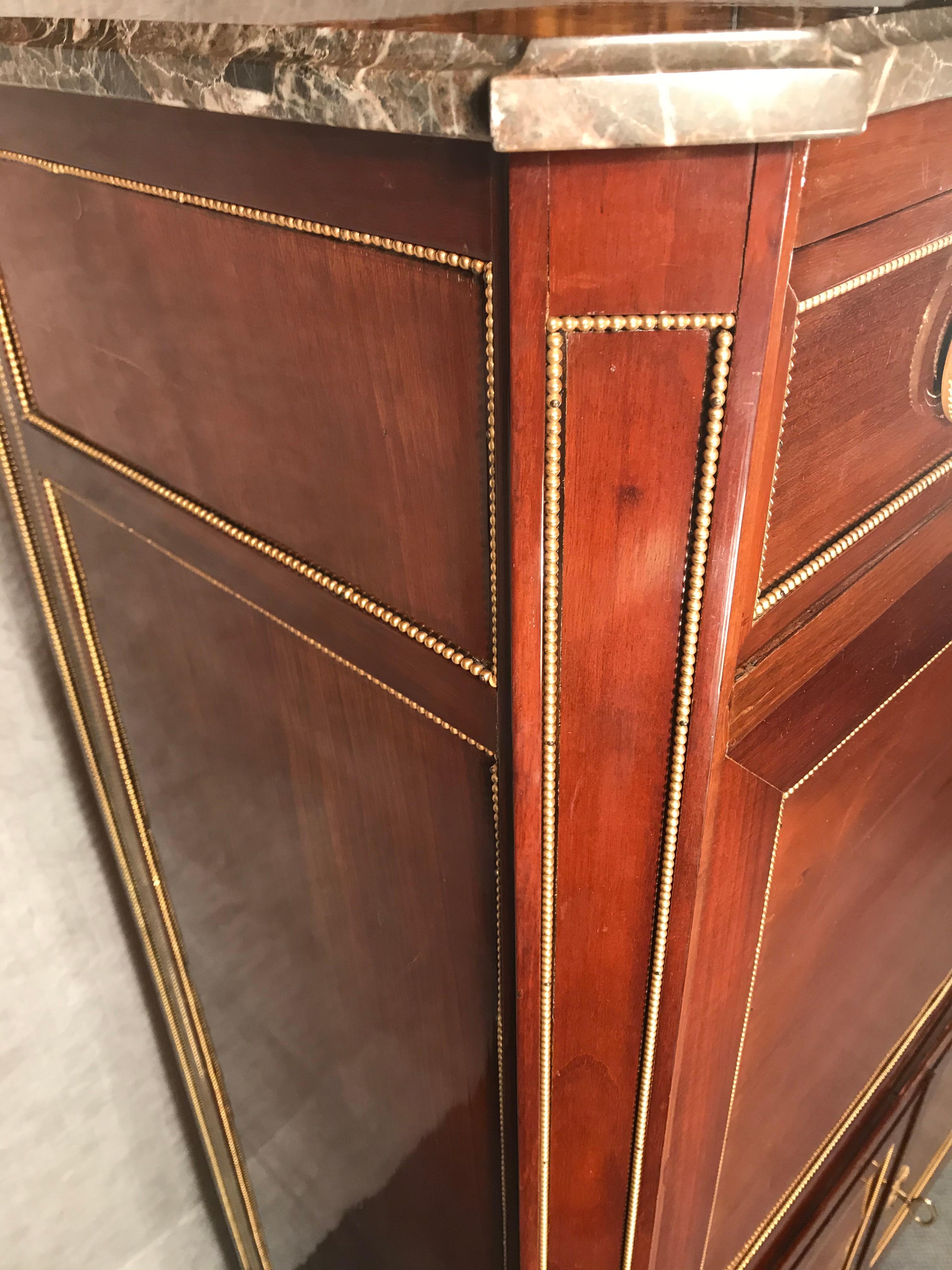 Elegant Directoire drop front secretaire, France Early 19th century, mahogany and elm veneer. Brass bands are framing the drawer, doors and sides. The secretaire has its original grey marble top. It is in very good original condition. The secretaire