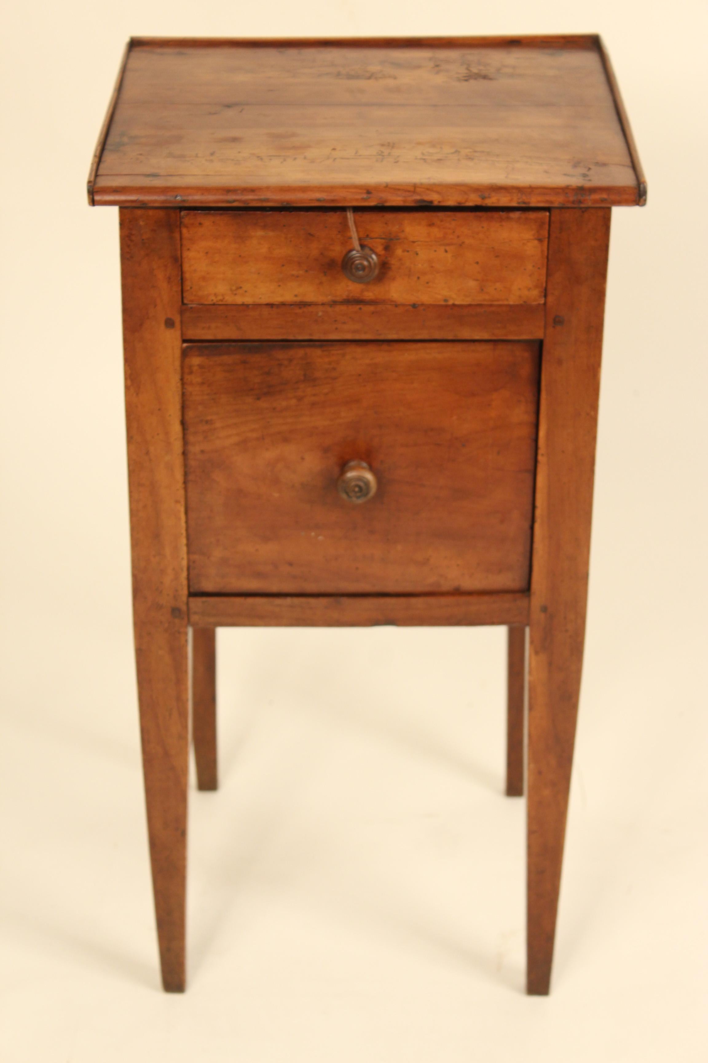Directoire fruitwood occasional table, circa 1800. This table has nice old original fruit wood color and mortise and tenon joinery. There is one-drawer and one door.