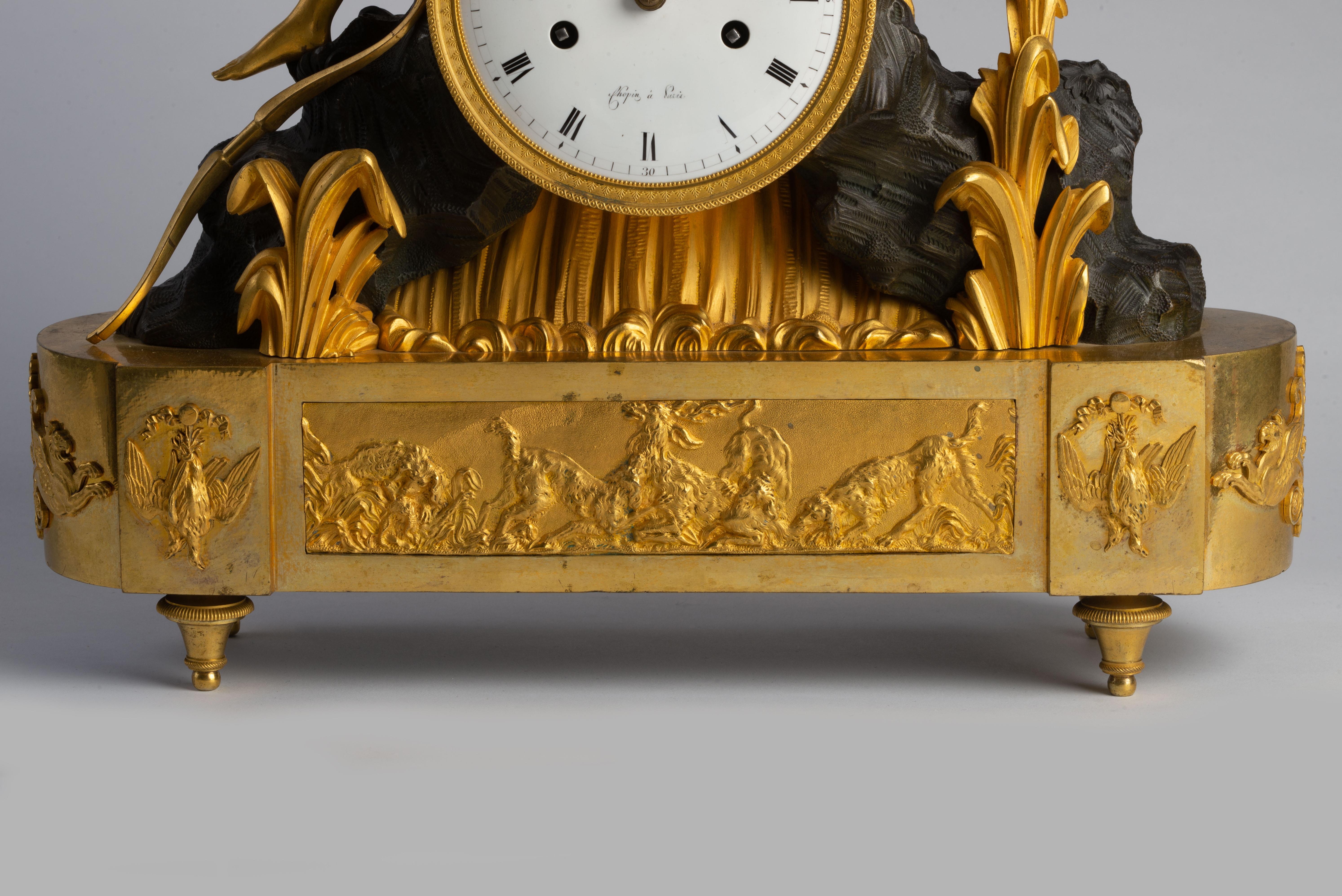 Directoire Kaminuhr aus vergoldeter und patinierter Bronze (18. Jahrhundert) im Angebot