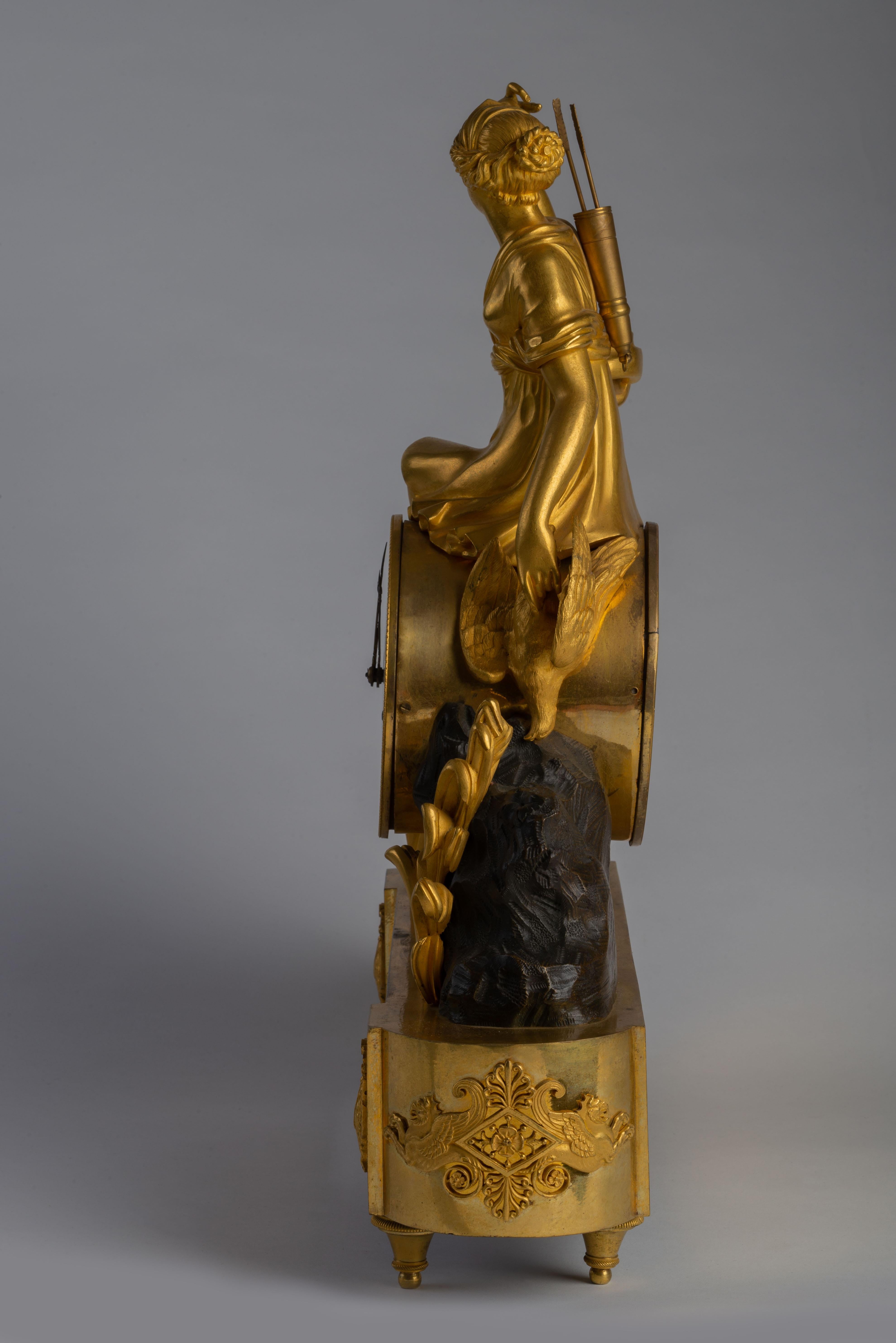 Bronze Pendule de cheminée Directoire en bronze doré et patiné en vente