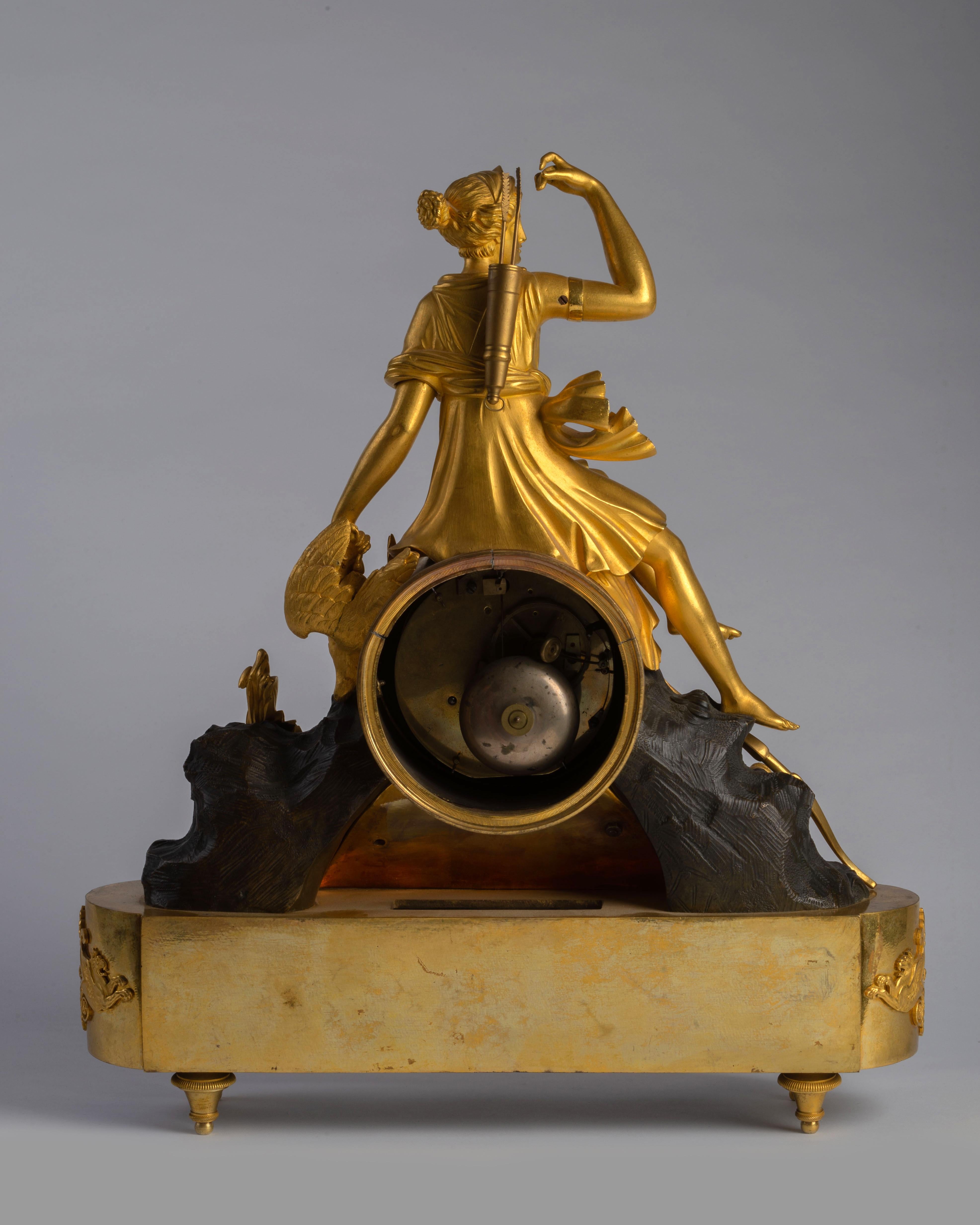 Pendule de cheminée Directoire en bronze doré et patiné en vente 3