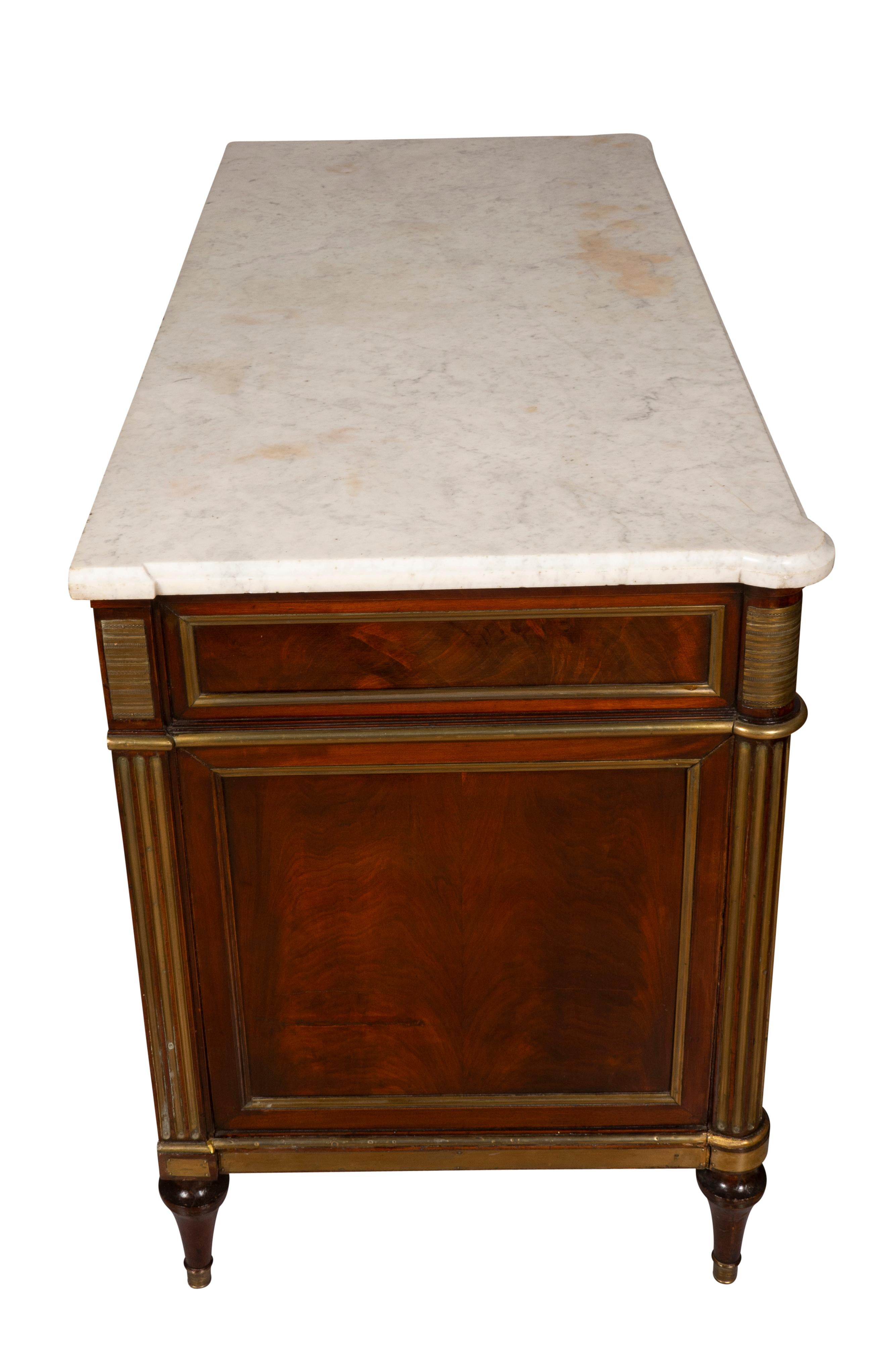 Mogano Commode con montatura in mogano e ottone Directoire in vendita