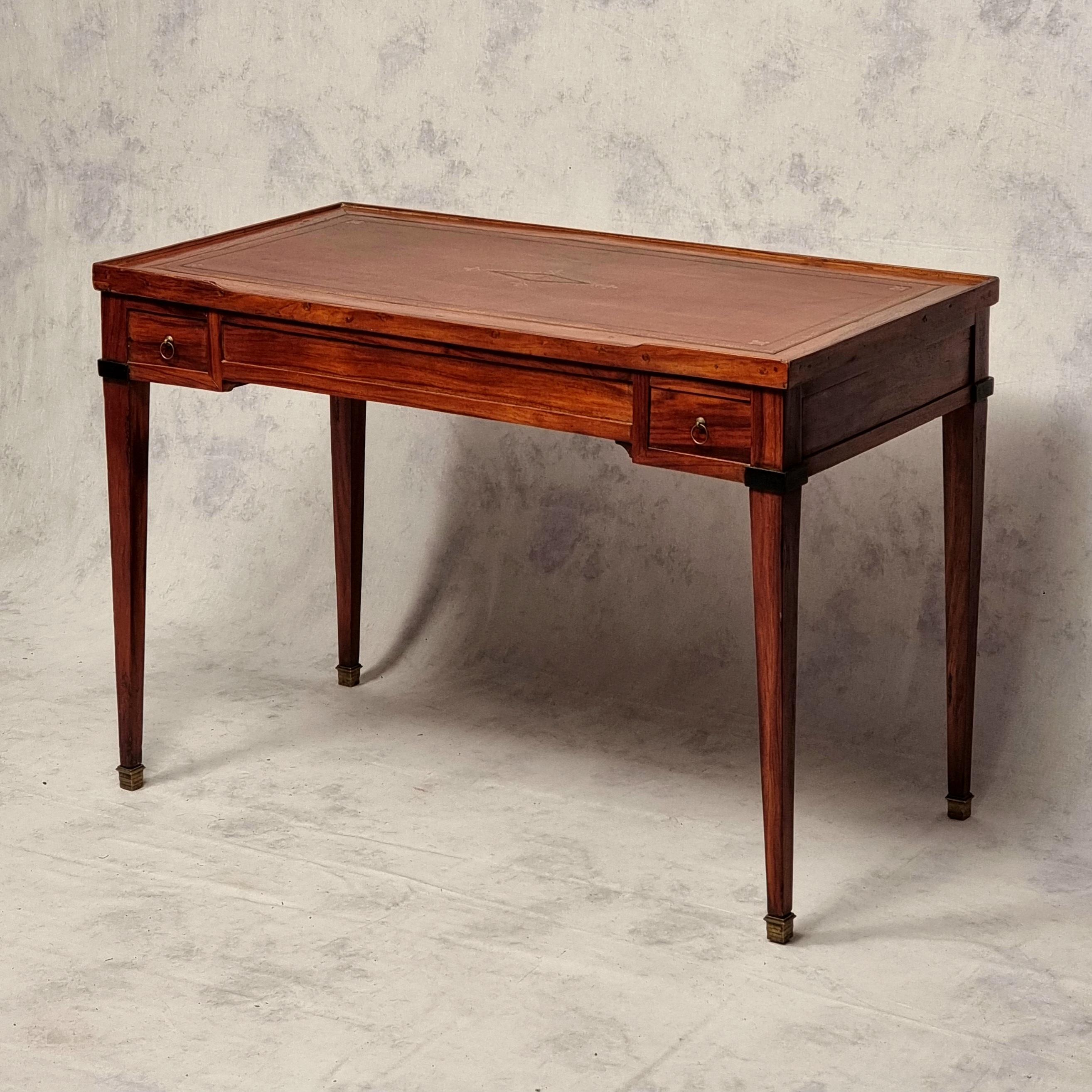 Prächtiger Spieltisch namens tric-trac aus der Zeit des Directoire. Dieser rechteckige Tisch besteht aus Palisander- und Ebenholzfurnier, das auf einer Tannenstruktur montiert ist. Die Maserung des Holzes ist wunderschön. Er hat eine abnehmbare und