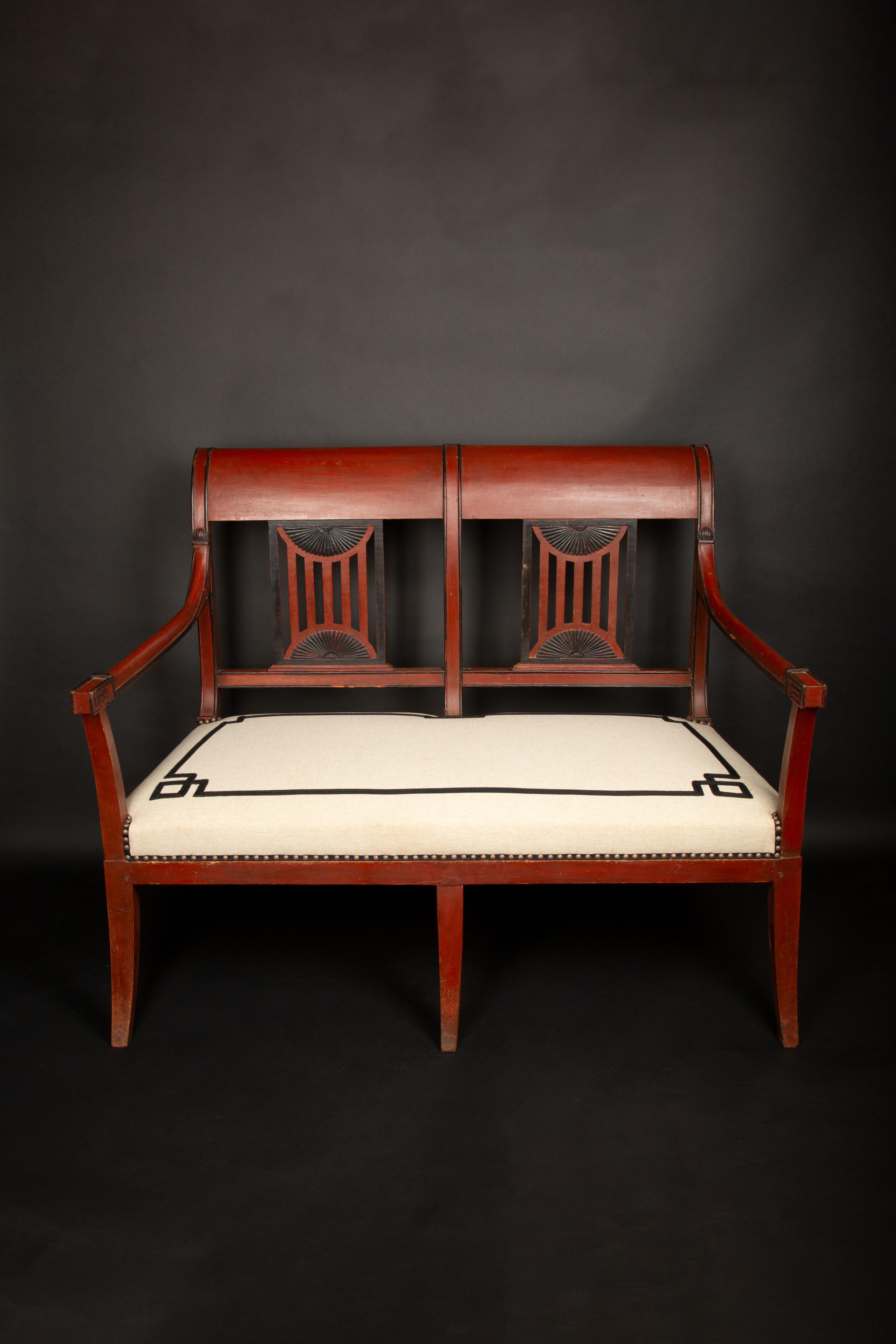 Diese bemerkenswerte Salonsuite aus der Directoire-Periode (etwa Ende des 18. Jahrhunderts) besteht aus einem fein gearbeiteten kleinen Sofa und zwei dazu passenden Stühlen, die die zurückhaltende Eleganz und die klassischen Einflüsse verkörpern,