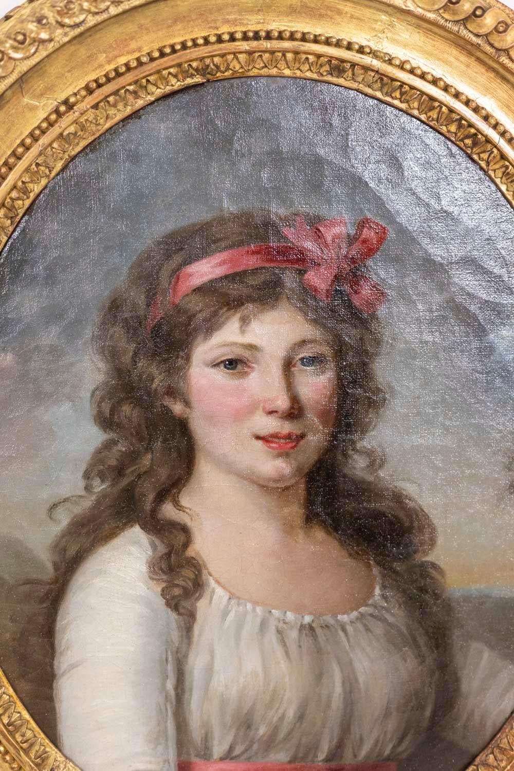 Huile sur toile d'époque Directoire de forme ovale représentant une jeune femme portant un ruban rose et représentée dans un paysage dans lequel on distingue un arbre, à l'heure du coucher du soleil. Cadre en bois doré avec décor perlé.

Œuvre