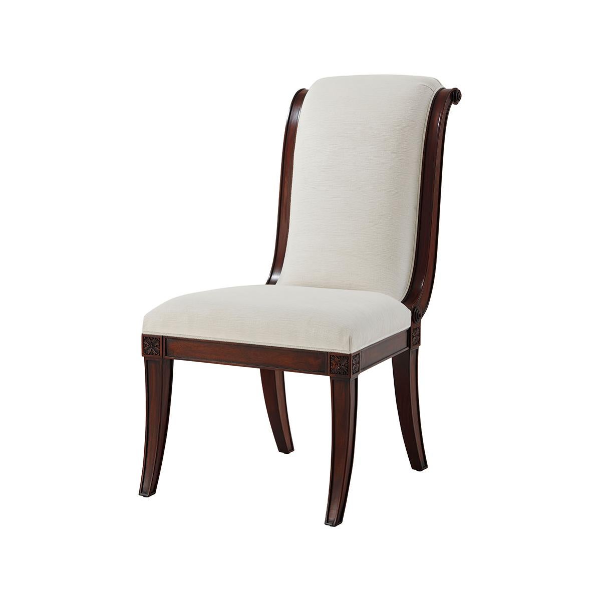 Grandi sedie laterali in mogano, con schienale e seduta imbottiti a volute sopra a gambe a sciabola intagliate e pannellate a capitello floreale. Ispirato a un originale francese del XIX secolo.
Dimensioni: 23