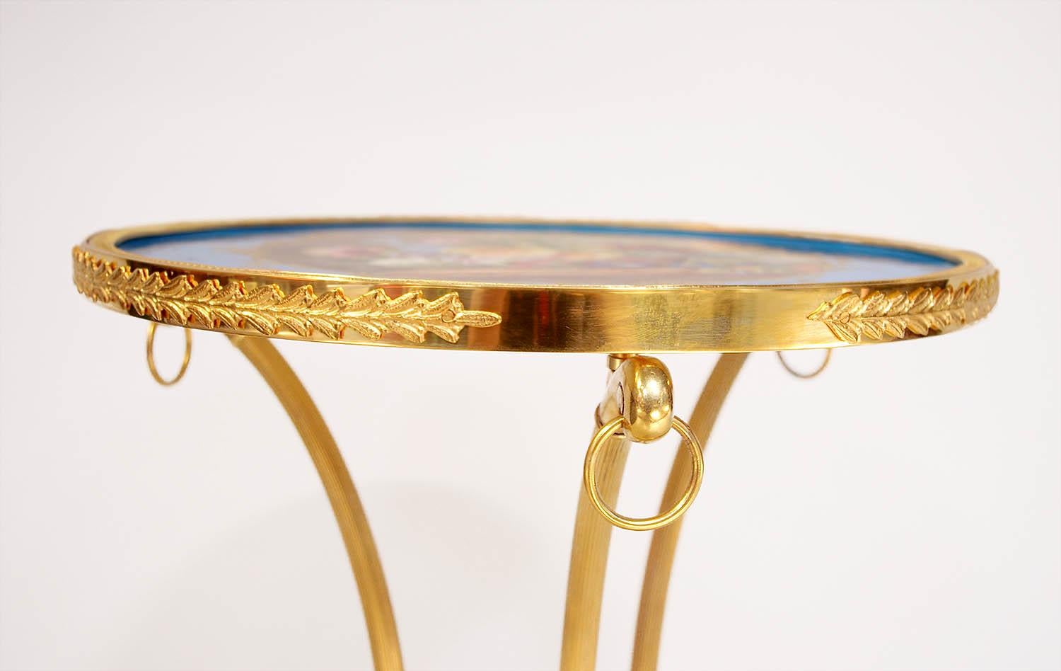 Directoire-Stil athenienne Stand Tisch in gemeißelt und vergoldeter Bronze, bestehend aus einem Dreibein geriffelt und verjüngt Unterstützung auf Löwentatze Füße. Sie sind unten durch einen konkaven Träger, der einen Ständer auf Kugelfüßen bildet,