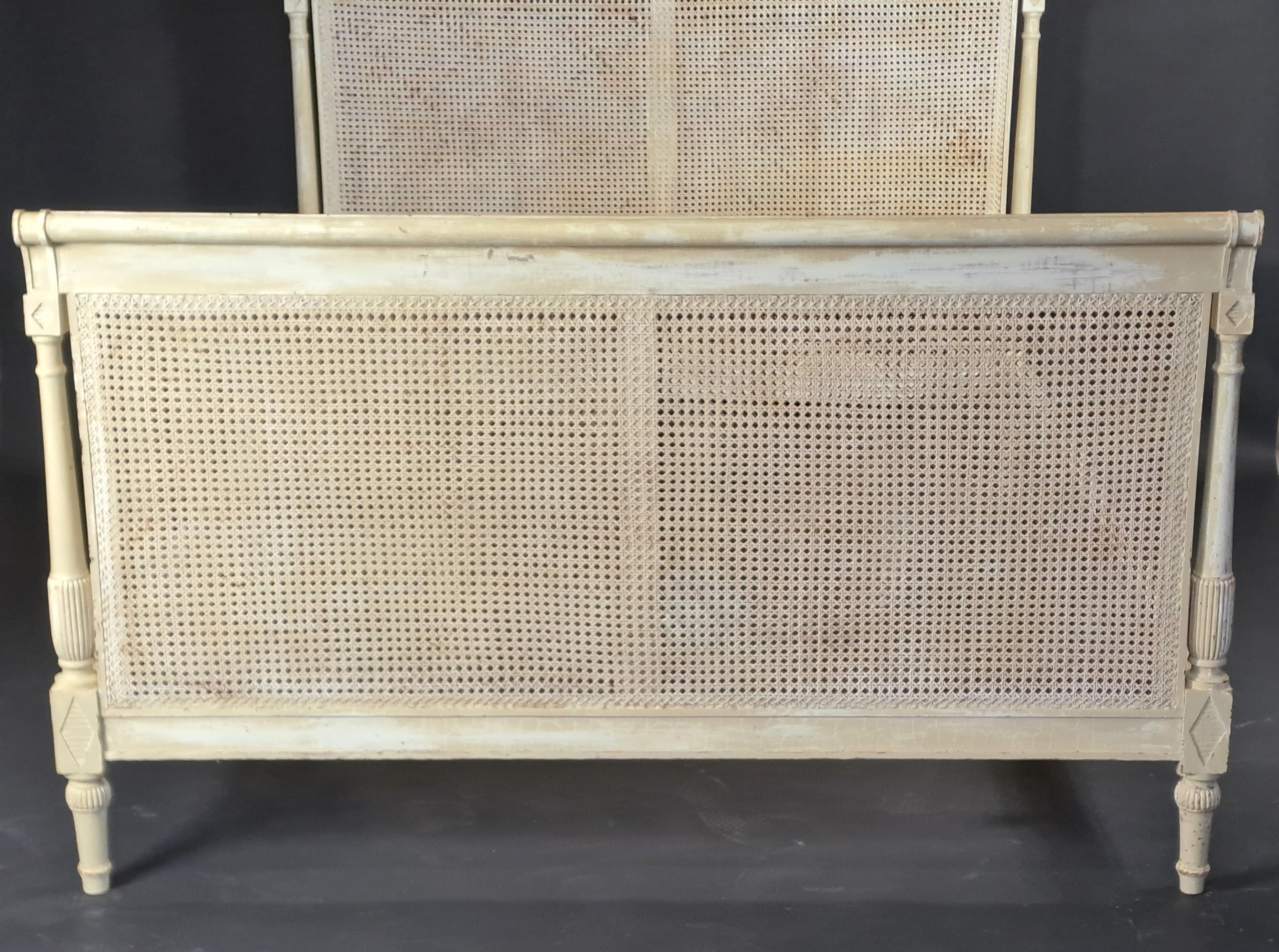 Bett im Directoire-Stil aus lackiertem Holz und Schilfrohrarbeit (Französisch) im Angebot