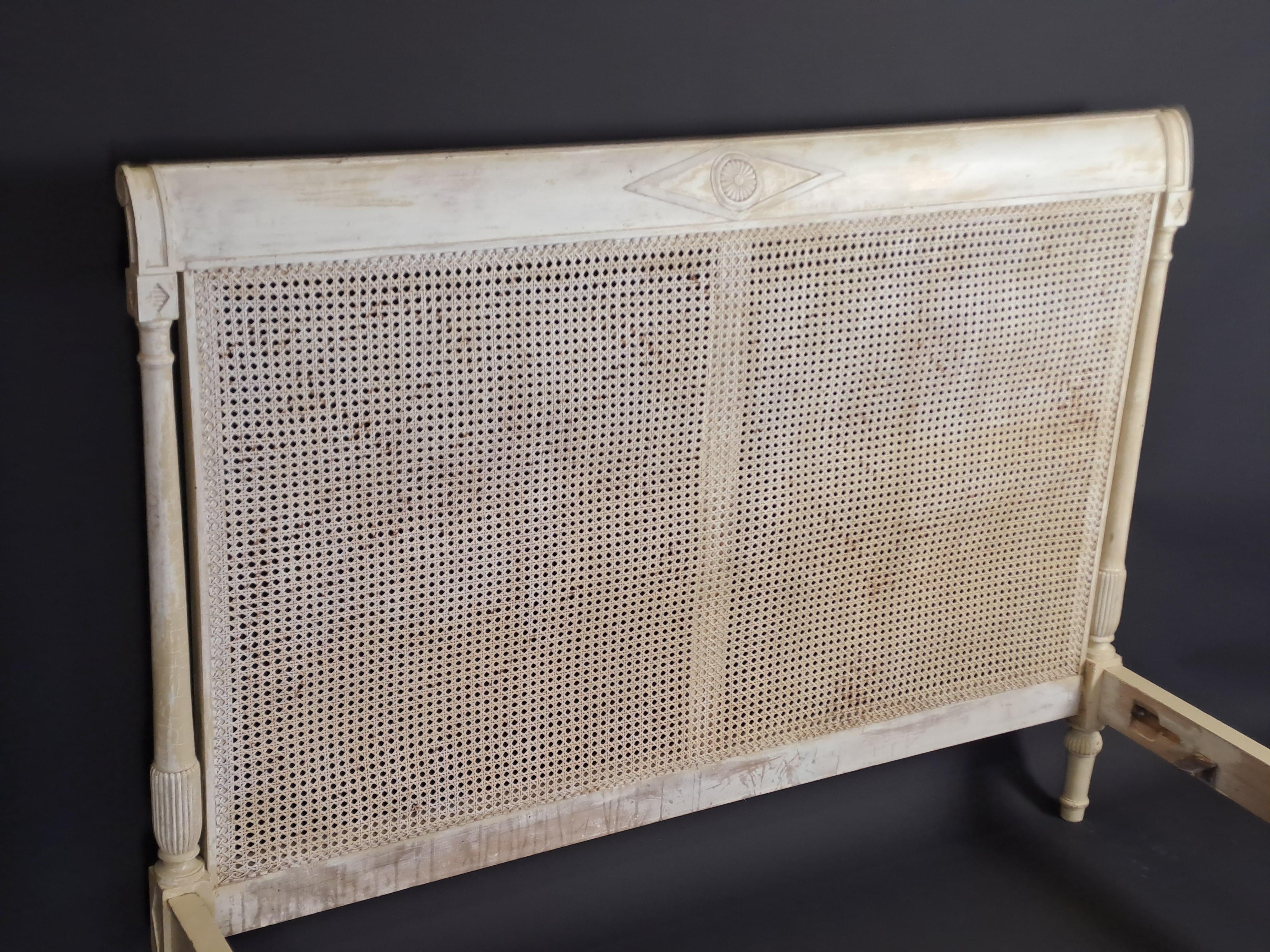 Bett im Directoire-Stil aus lackiertem Holz und Schilfrohrarbeit im Angebot 1