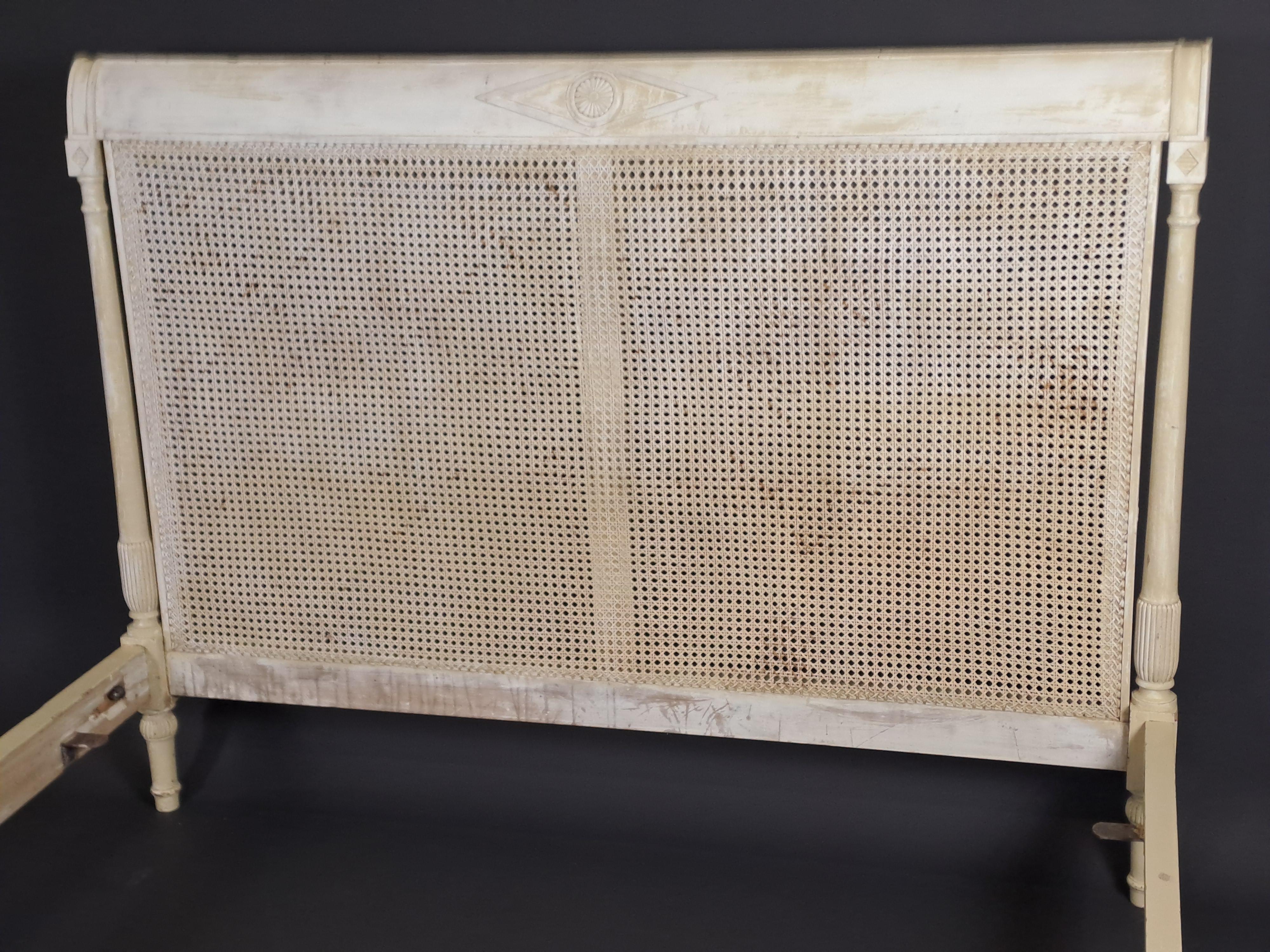 Bett im Directoire-Stil aus lackiertem Holz und Schilfrohrarbeit im Angebot 4