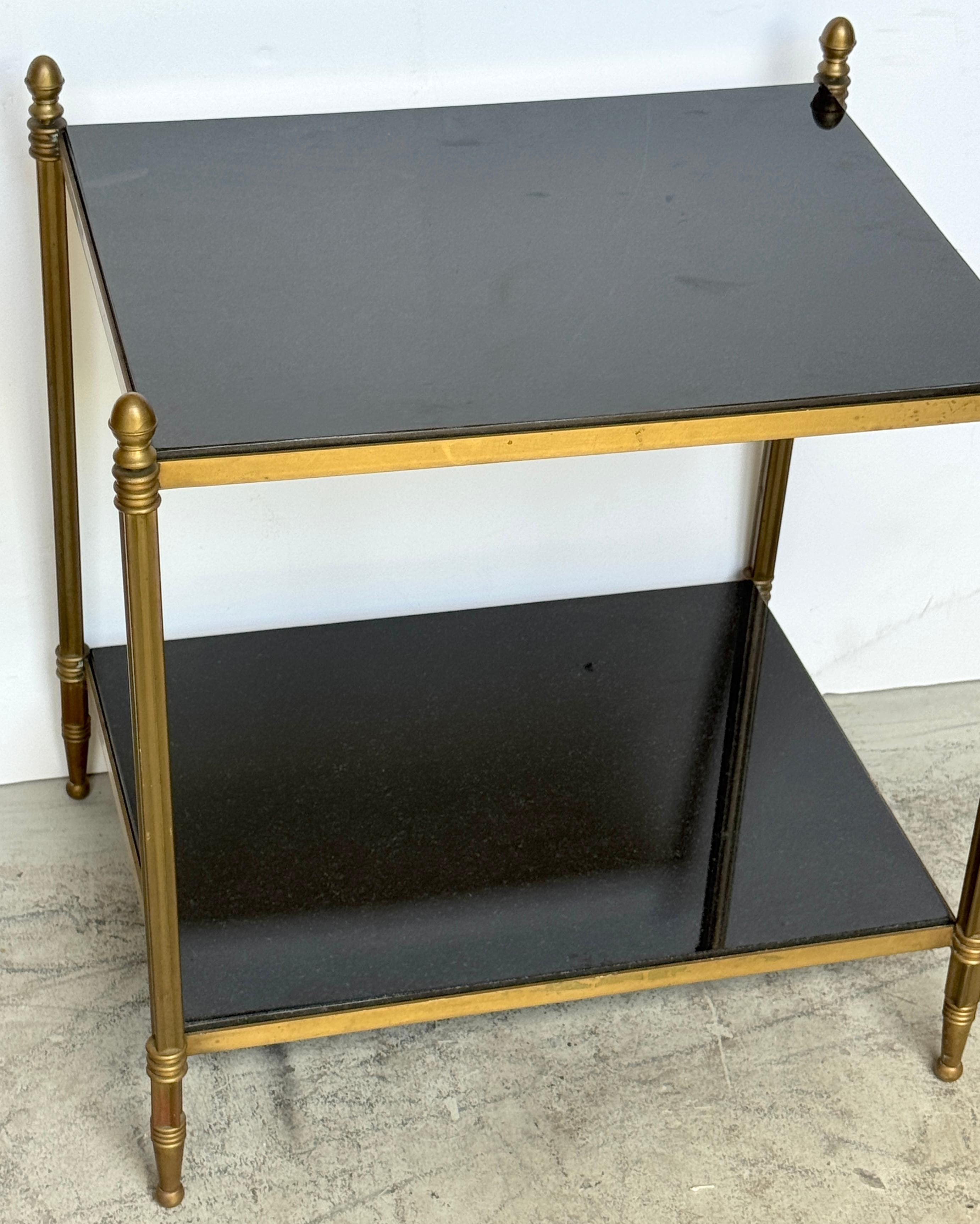 Directoire Style Brass & Black Marble 2-Tier Side Table, Style of Maison Jansen en Bueno estado para la venta en West Palm Beach, FL