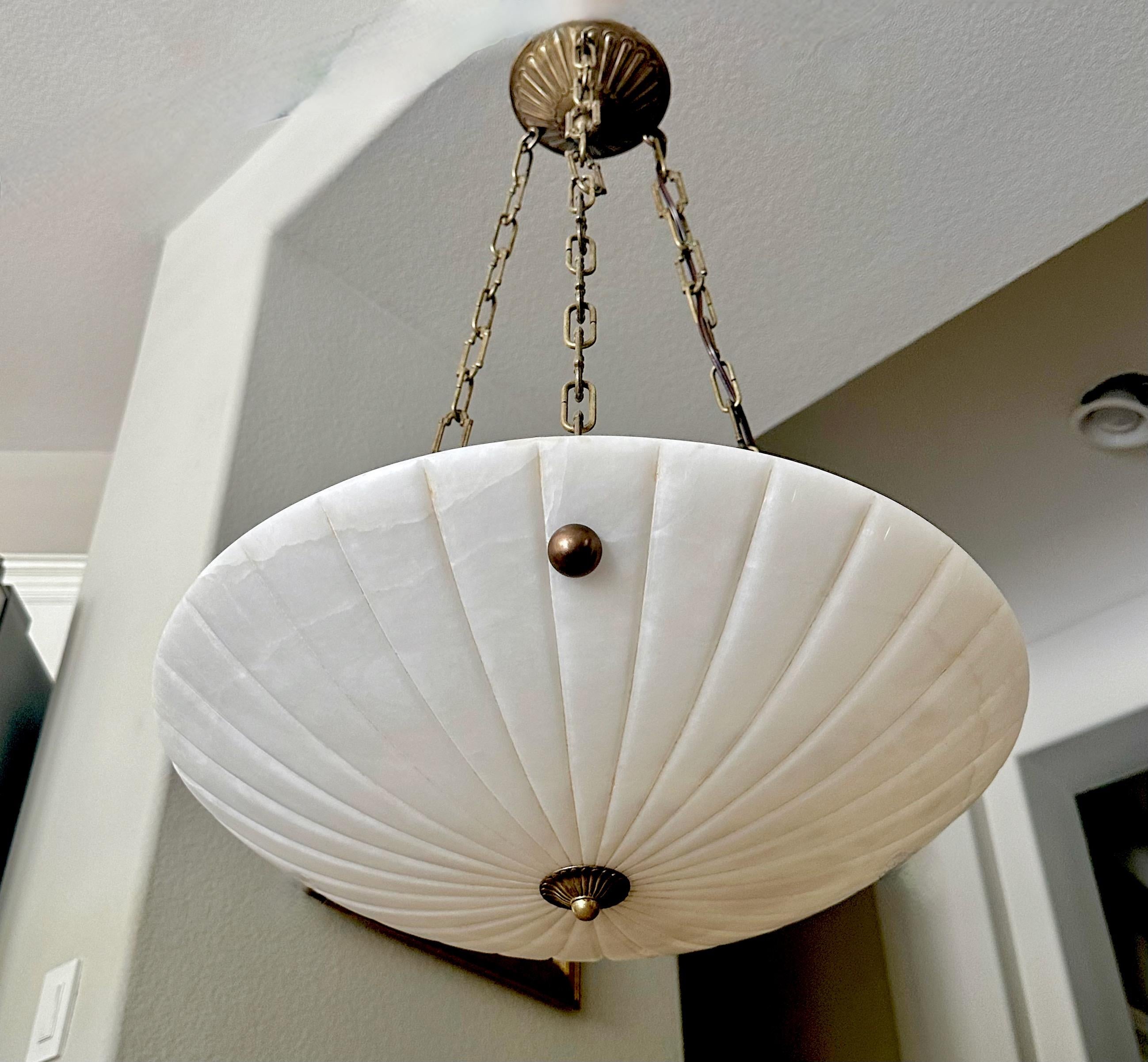 Suspension française en albâtre avec des ferrures en laiton vieilli (antiqued) dans le style Directoire. L'éclairage intérieur utilise 3 ampoules de 60 watts à culot intermédiaire (LED recommandées). Câblage récemment effectué. 