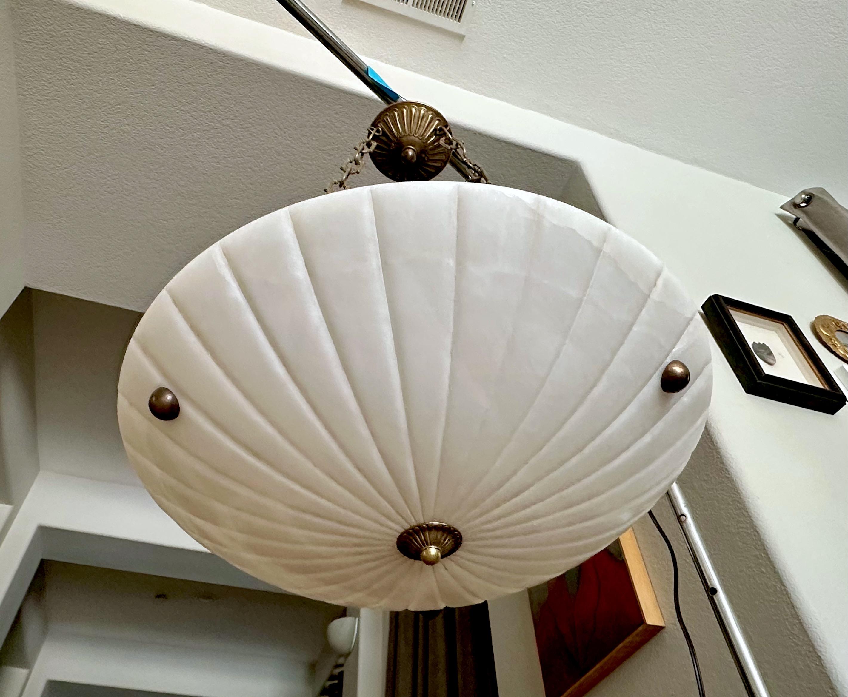 Français Lustre à pendentifs en albâtre de style Directoire en vente