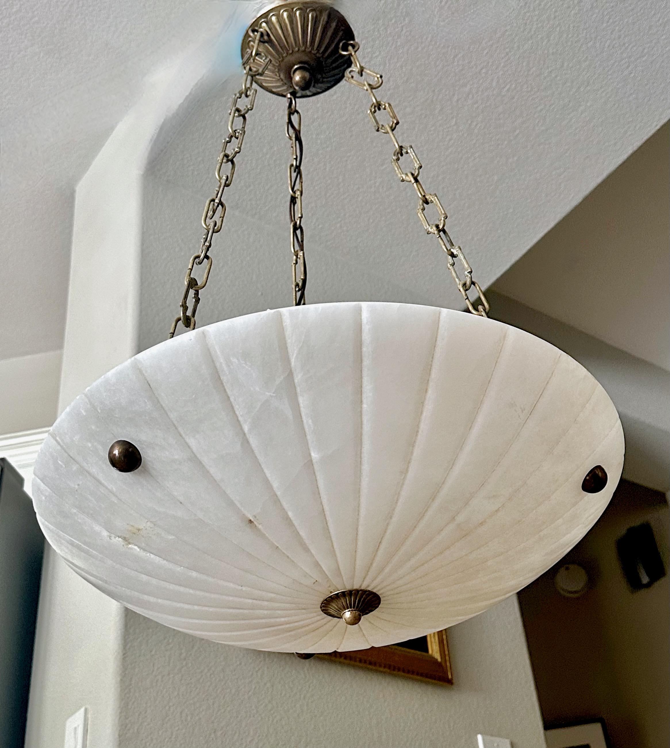 Français Lustre à pendentifs en albâtre de style Directoire en vente